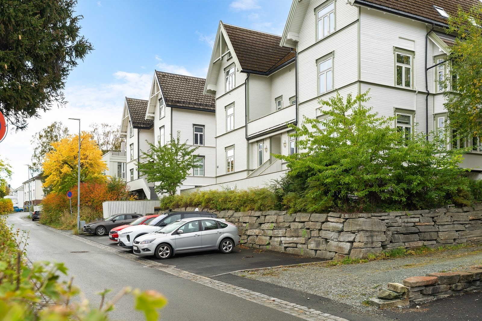 Leiligheten ligger tilbaketrukket til på Rosendal med nærhet til sentrum og byens populære studiesteder. Galleribilde