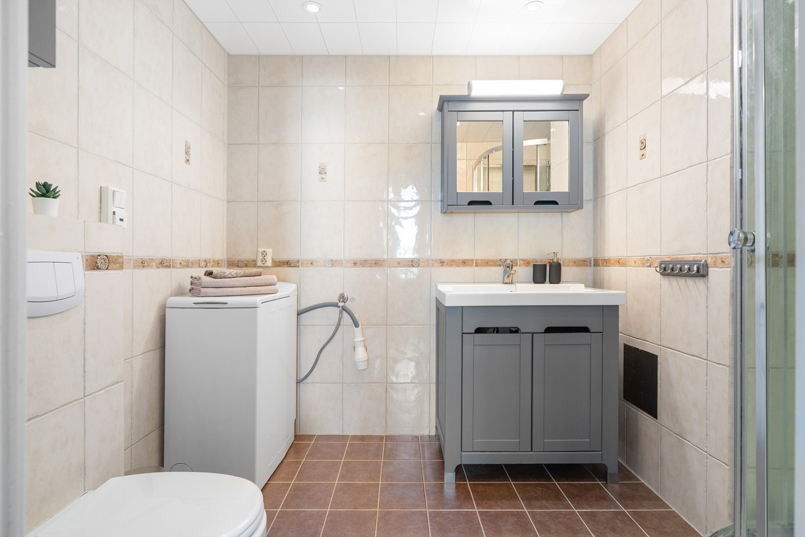 Flislagt bad på 4,4 m² med behagelig varme i gulv. Galleribilde