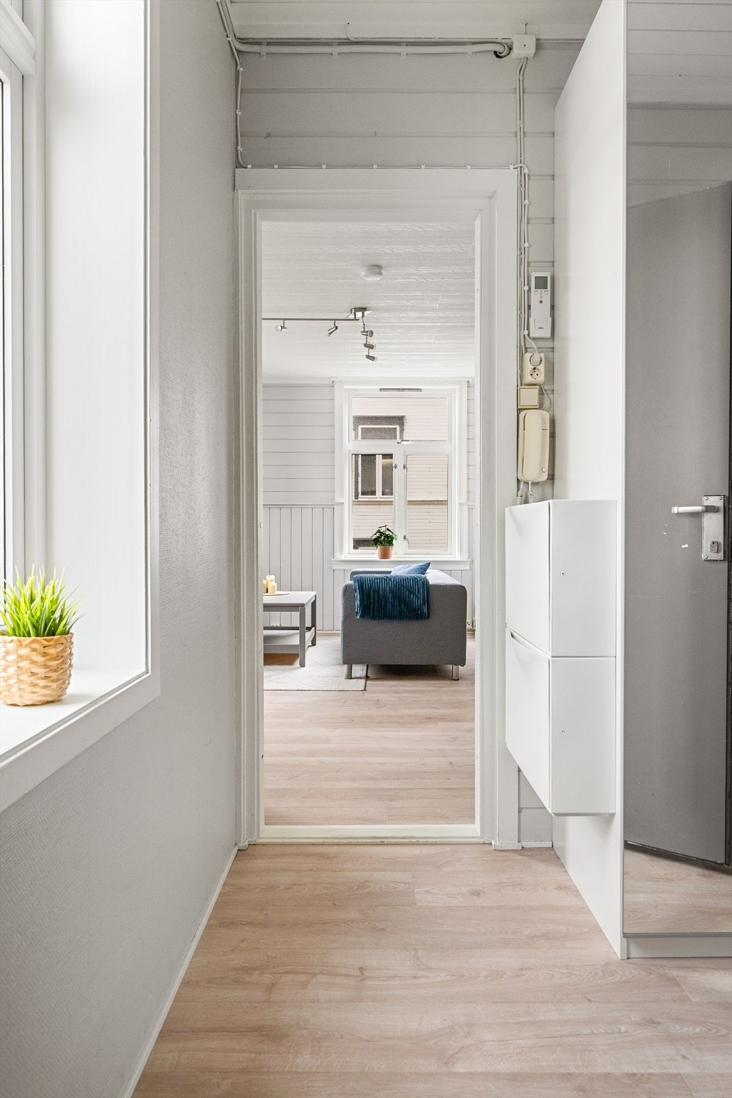 Du møtes av en romslig og lys entré med plass til oppbevaring. Galleribilde