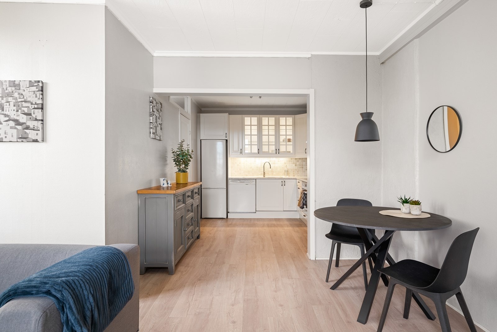 Det medfølger en p-plass på framsiden eiendommen. Galleribilde