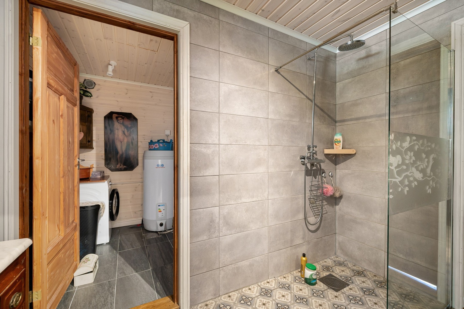 Fra badet er det inngang til vaskerommet. Galleribilde