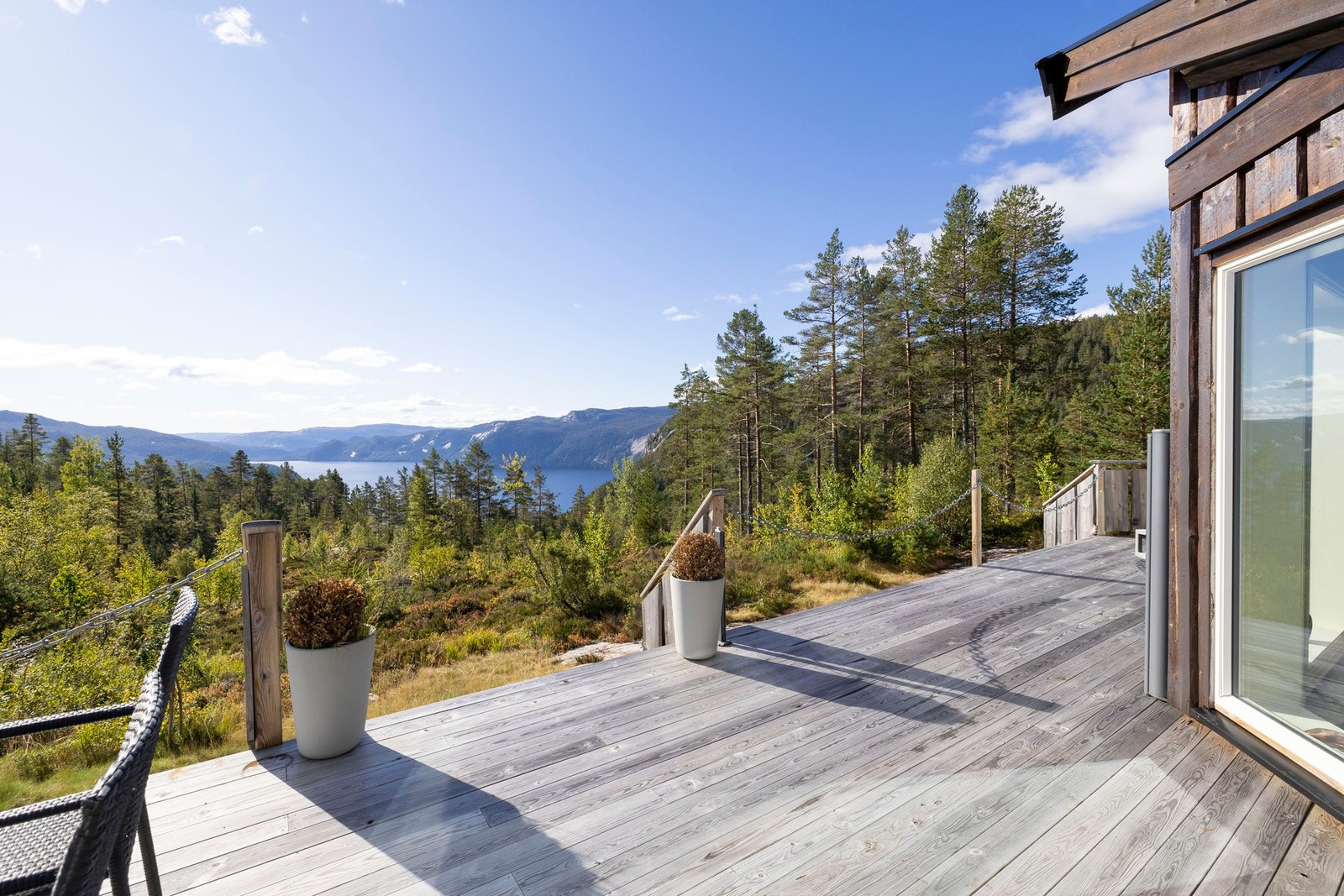 Fra terrassen er det anlagt trapp ned til naturtomta nedenfor. Galleribilde
