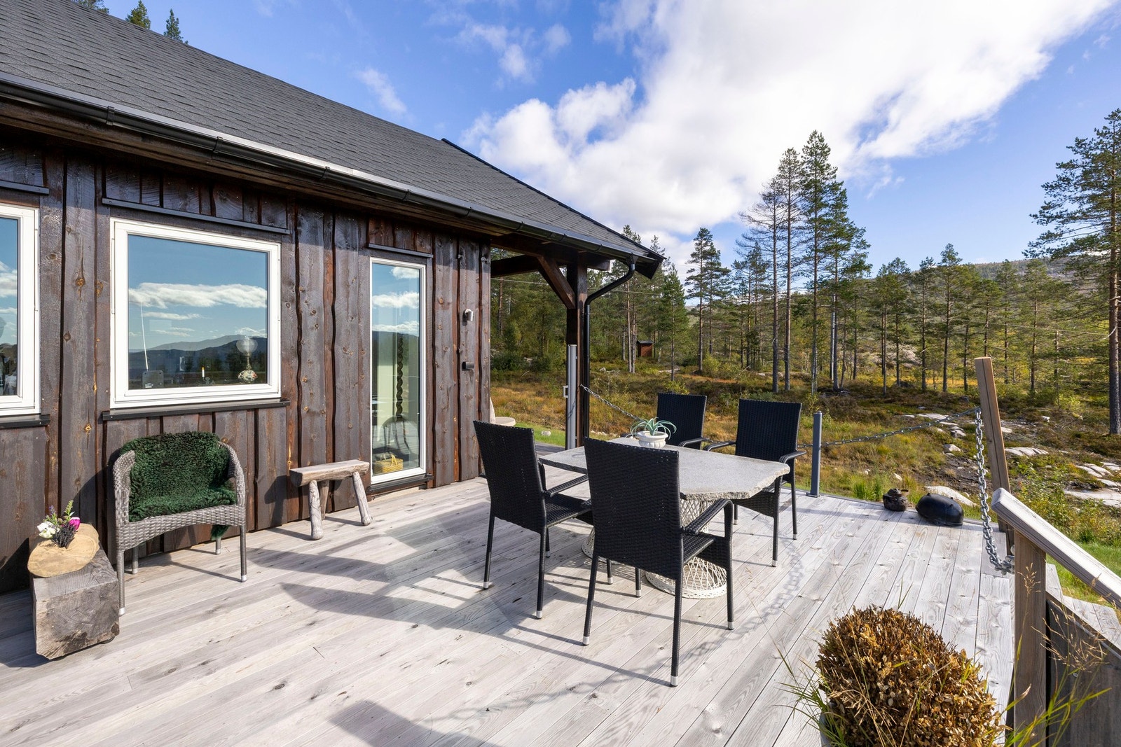 Det er rikelig med plass til det man måtte ha behov for av utemøbler. Galleribilde