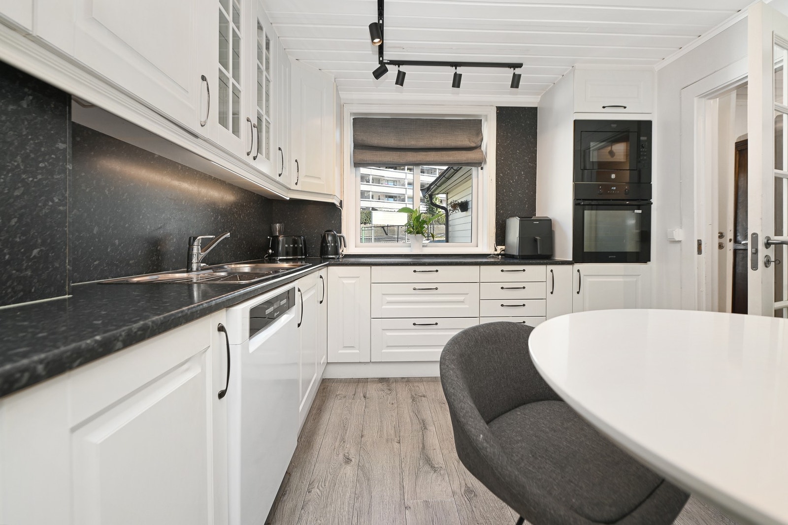 Kjøkkenet er innredet med profilerte fronter og laminat benkeplate. Integrert komfyr, platetopp og gassbluss, mikrobølgeovn og kjøl/fryseskap, underbygget oppvaskmaskin. Galleribilde