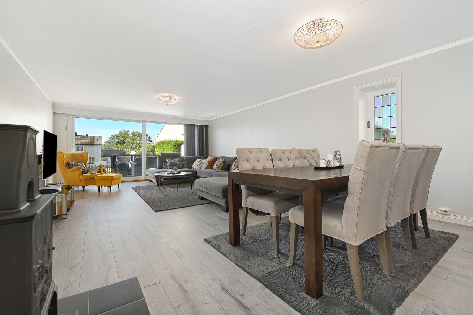 Det er god plass til sittegruppe, tv-møbler og spisestue. Galleribilde