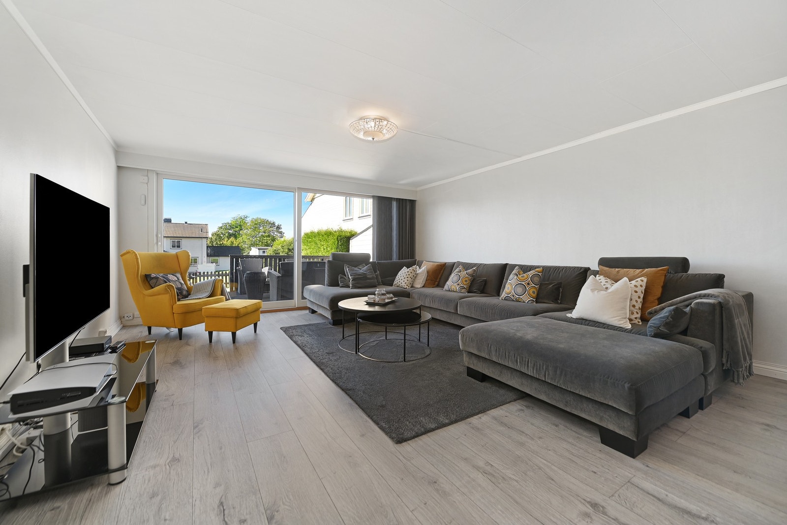 Fra stuen er det utgang til en solrik terrasse på 16 m², hvor man kan nyte sommerkveldene. Galleribilde