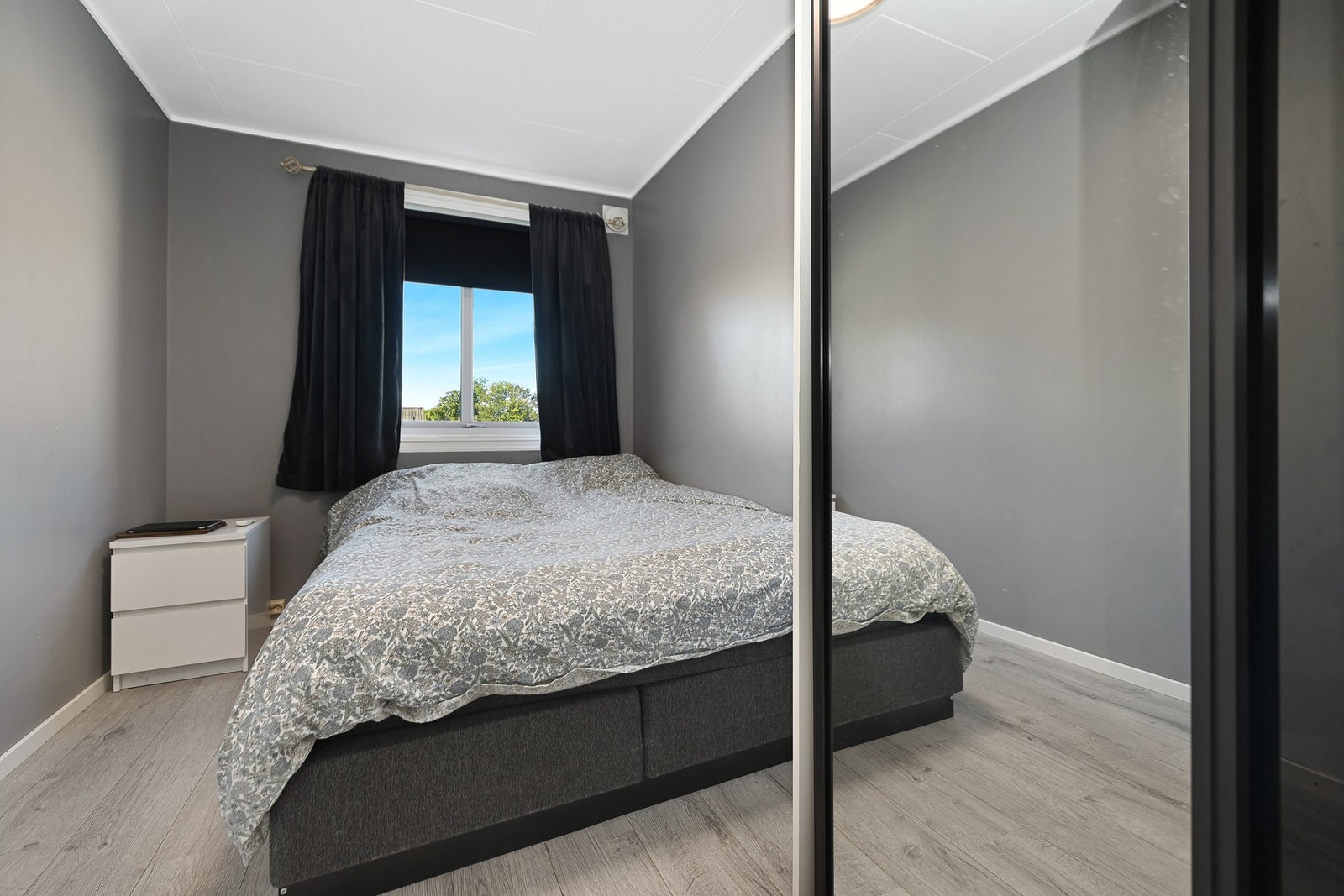 Alle soverommene er plassert i 2. etasje og har skyvedørsgarderobe. Galleribilde