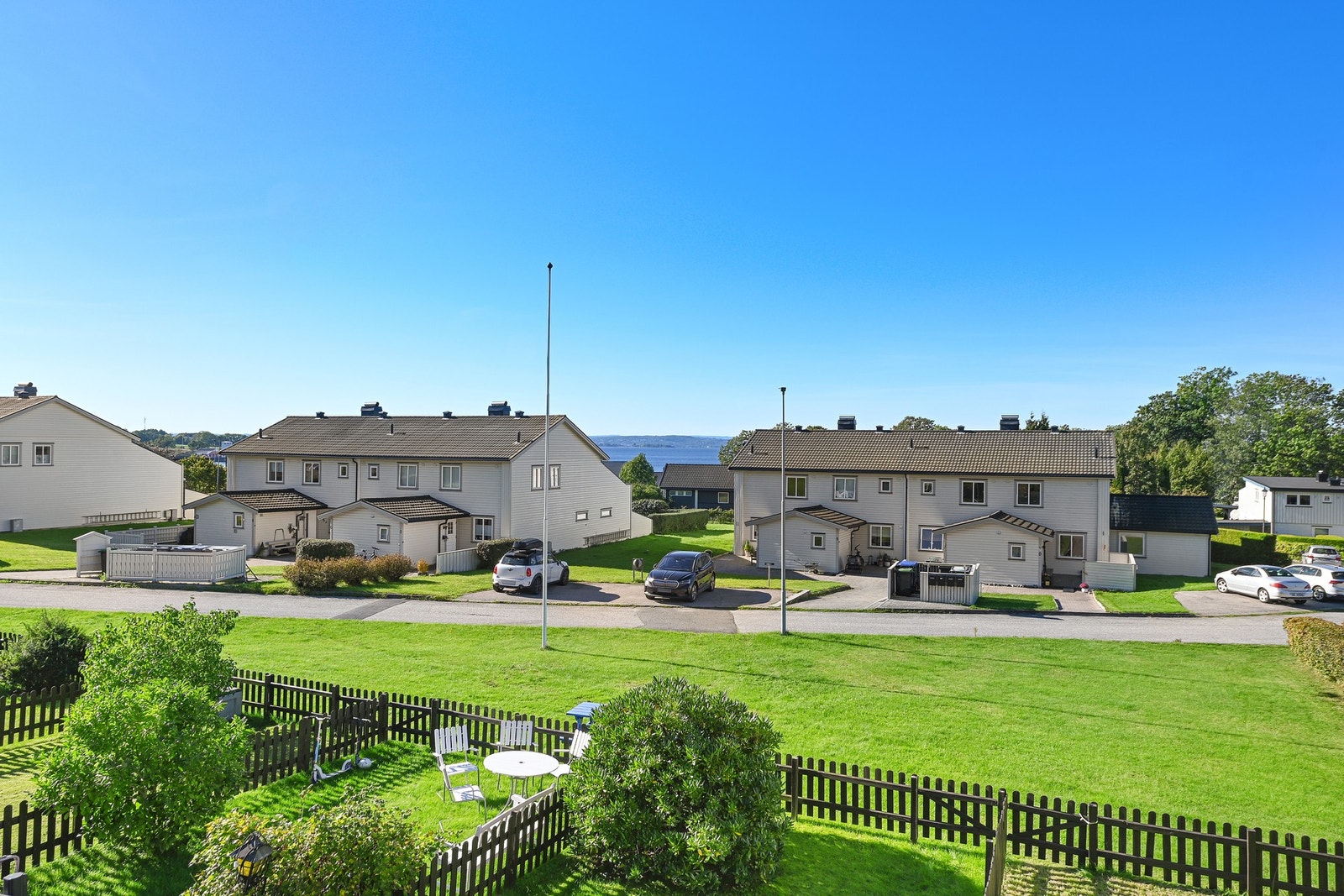 Her vil du bo i en flott 4-roms enderekkehusleilighet med utsikt. Galleribilde