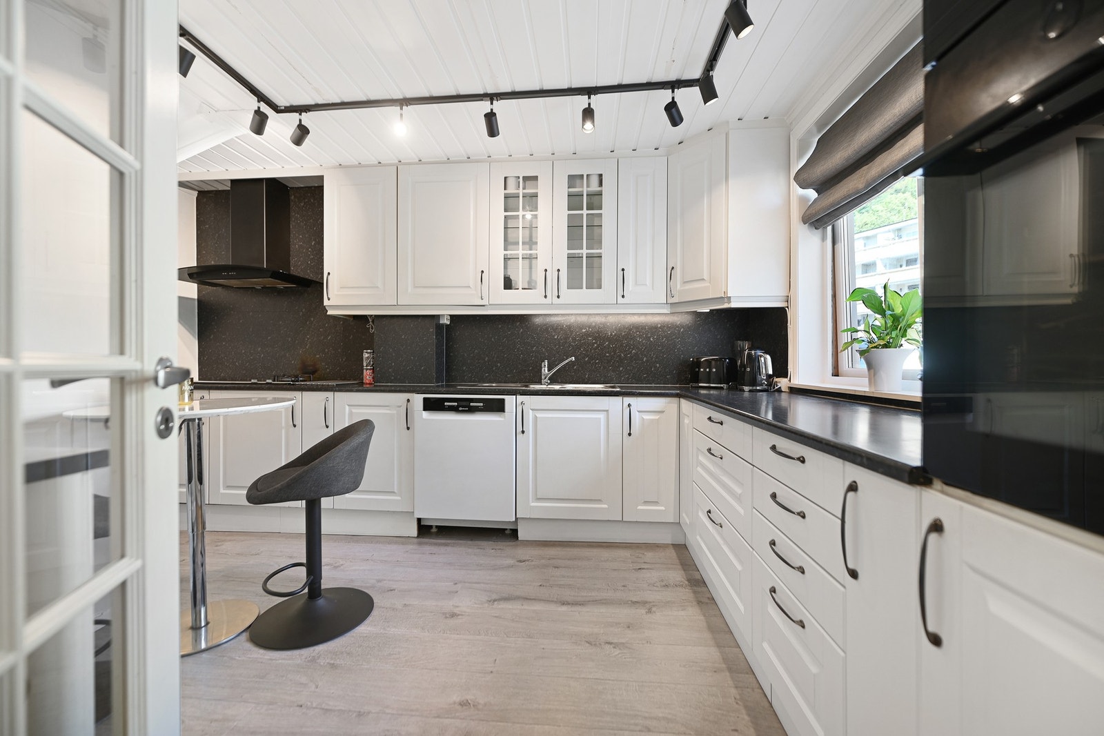 Her har du et arbeidsvennlig kjøkken med gode løsninger og fin plassutnyttelse. Galleribilde