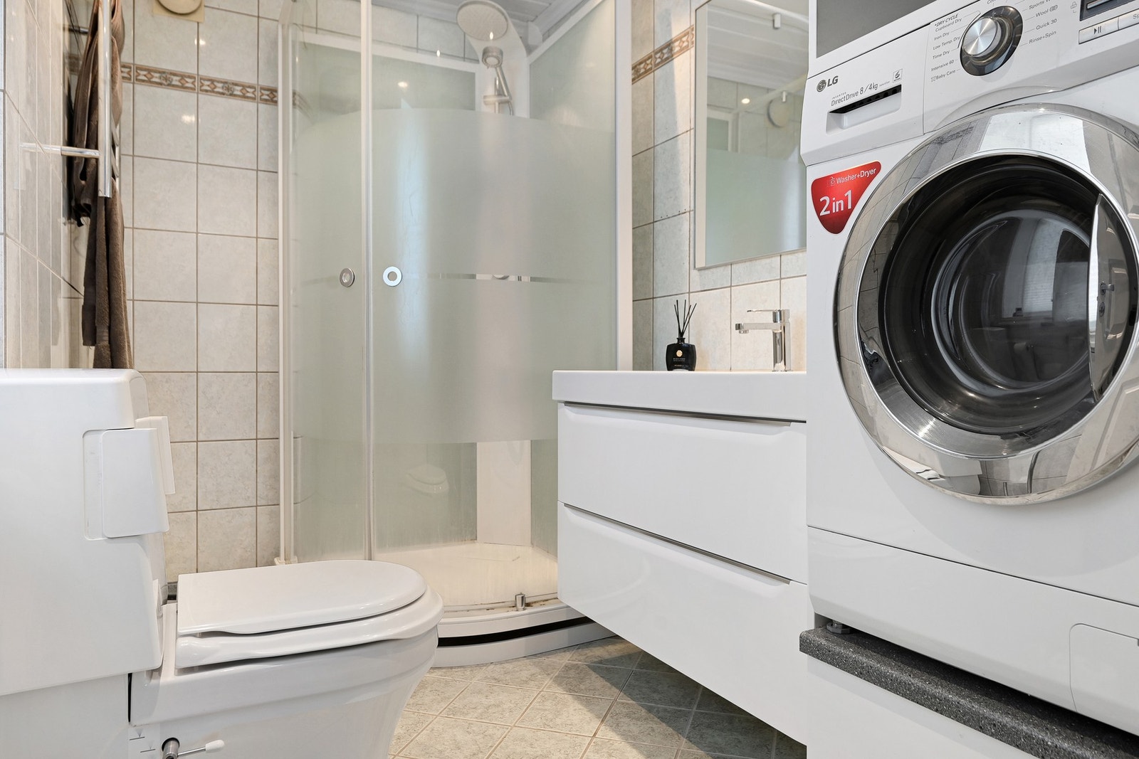 Badet er innredet med nedfelt servant, gulvfestet toalett, dusjkabinett og opplegg for vaskemaskin. Det er varmekabler i gulvet.
Badet har opprinnelig ukjent alder, men med nytt innredning og garnityr fra 2019. Galleribilde