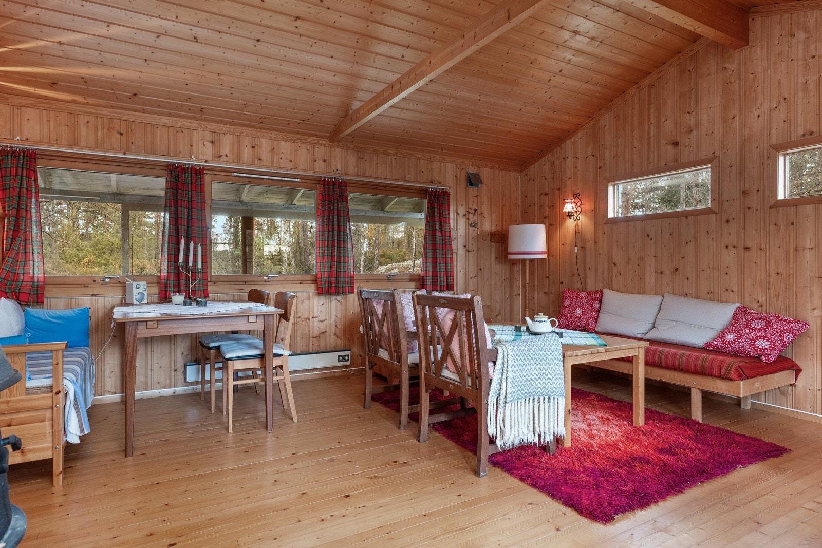 Det er satt opp mindre og eldre panelovner for oppvarming Galleribilde