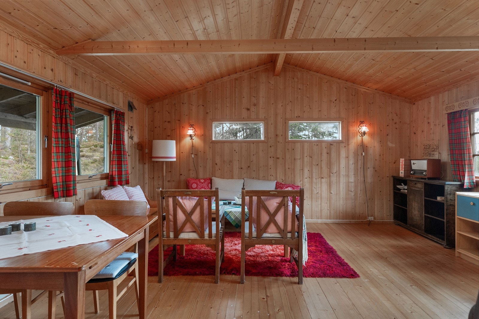 Stueavdeling med plass til både sofagruppe og spisestue Galleribilde