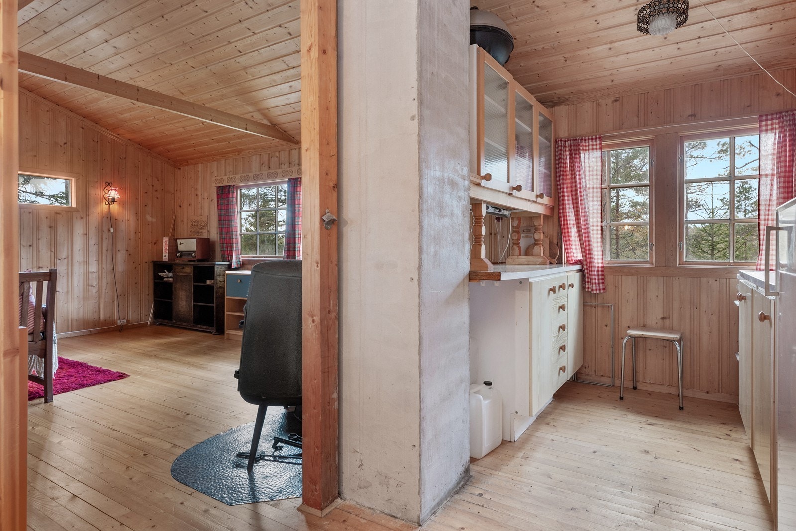 Dels åpen stue og kjøkken løsning med tak opp til møne og godt med lysinnslipp Galleribilde