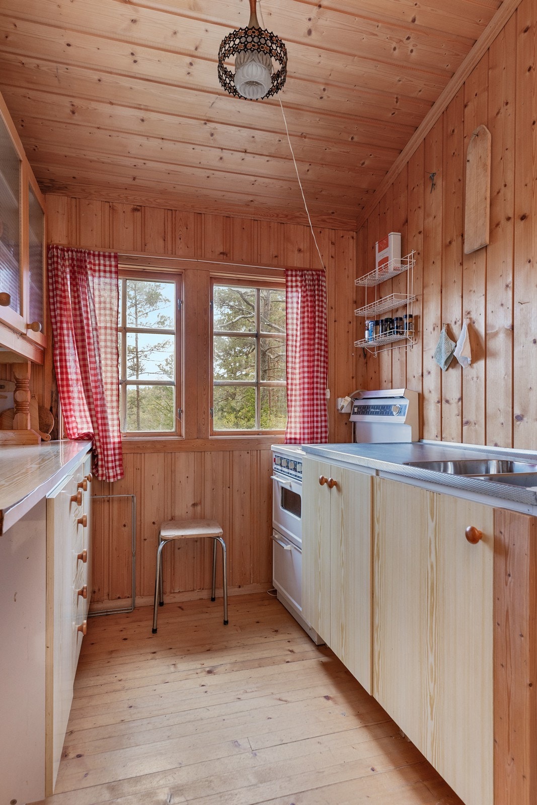 Praktisk og enkelt hyttekjøkken i dels åpen løsning til stue Galleribilde