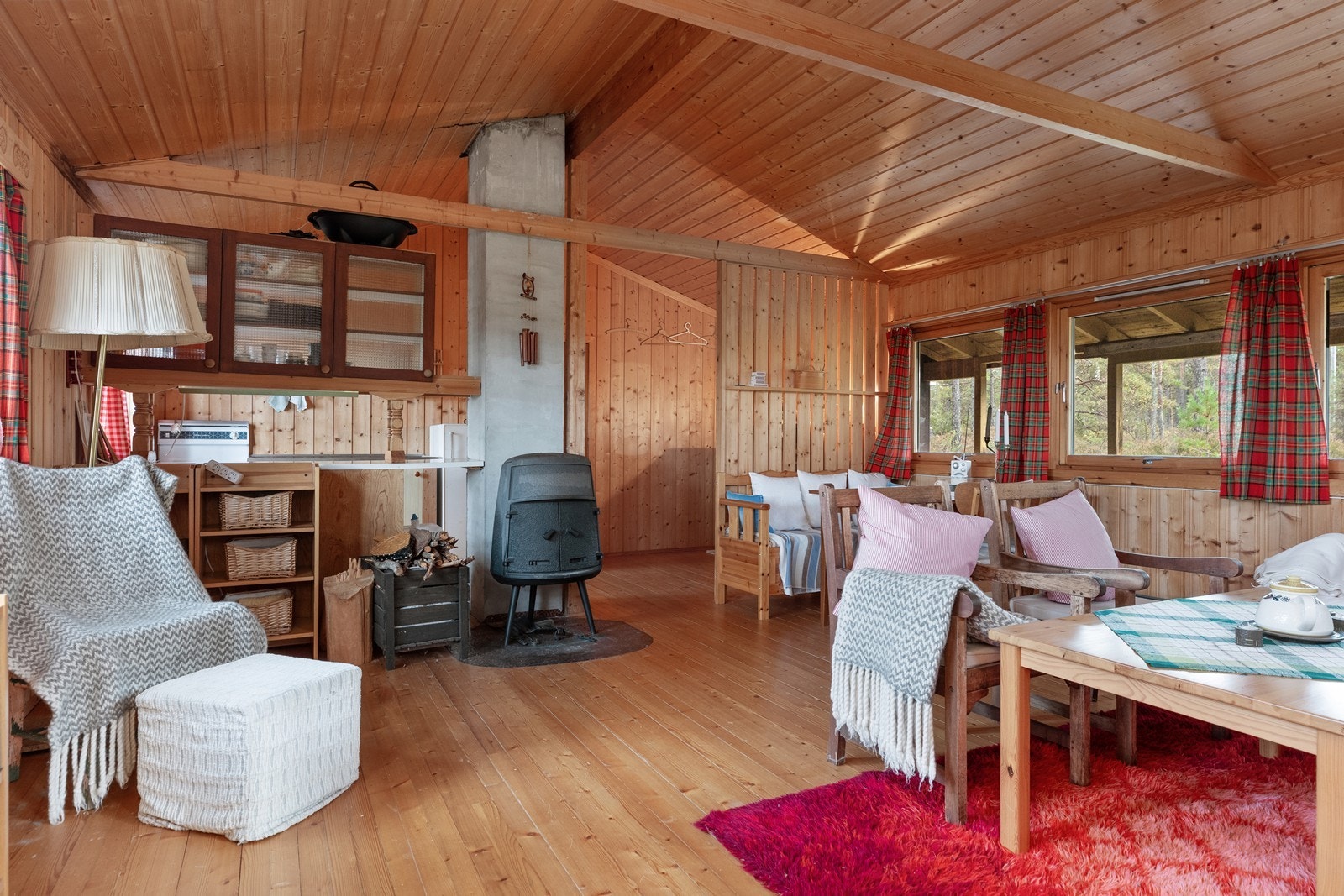 Lukket vedovn som gir god varme til hytta Galleribilde