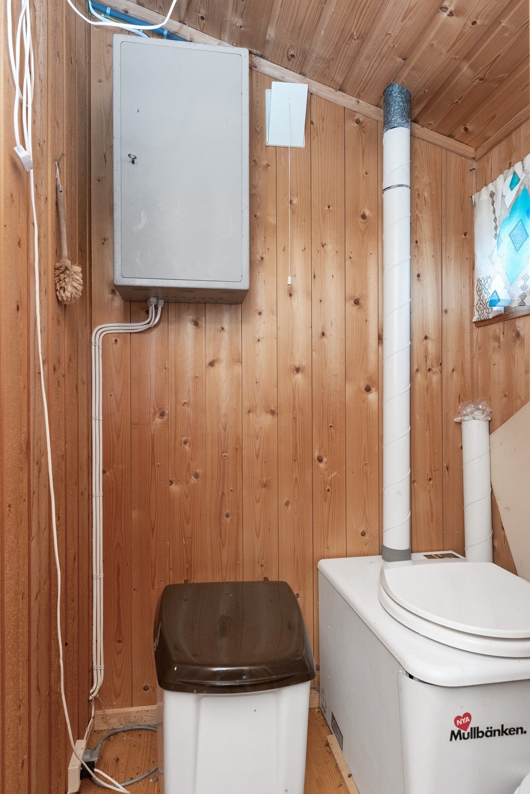 Toalett rom i gangen med behov for utskifting og oppgradering av toalett Galleribilde