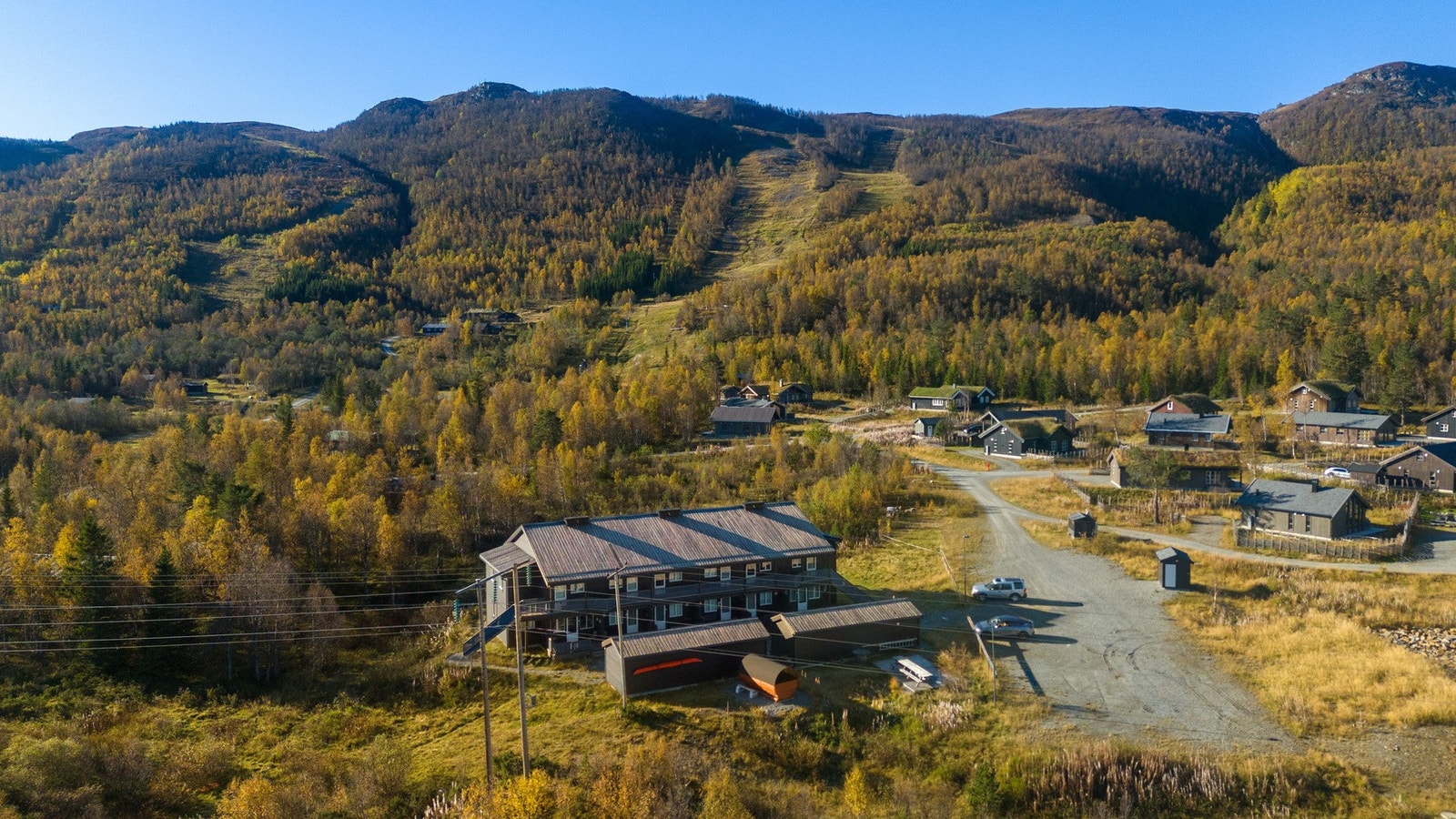 Felles badstu med fjellutsikt som er lokalisert ute på fellestomten. Her finnes også felles uteplass med krakker og bord. Galleribilde