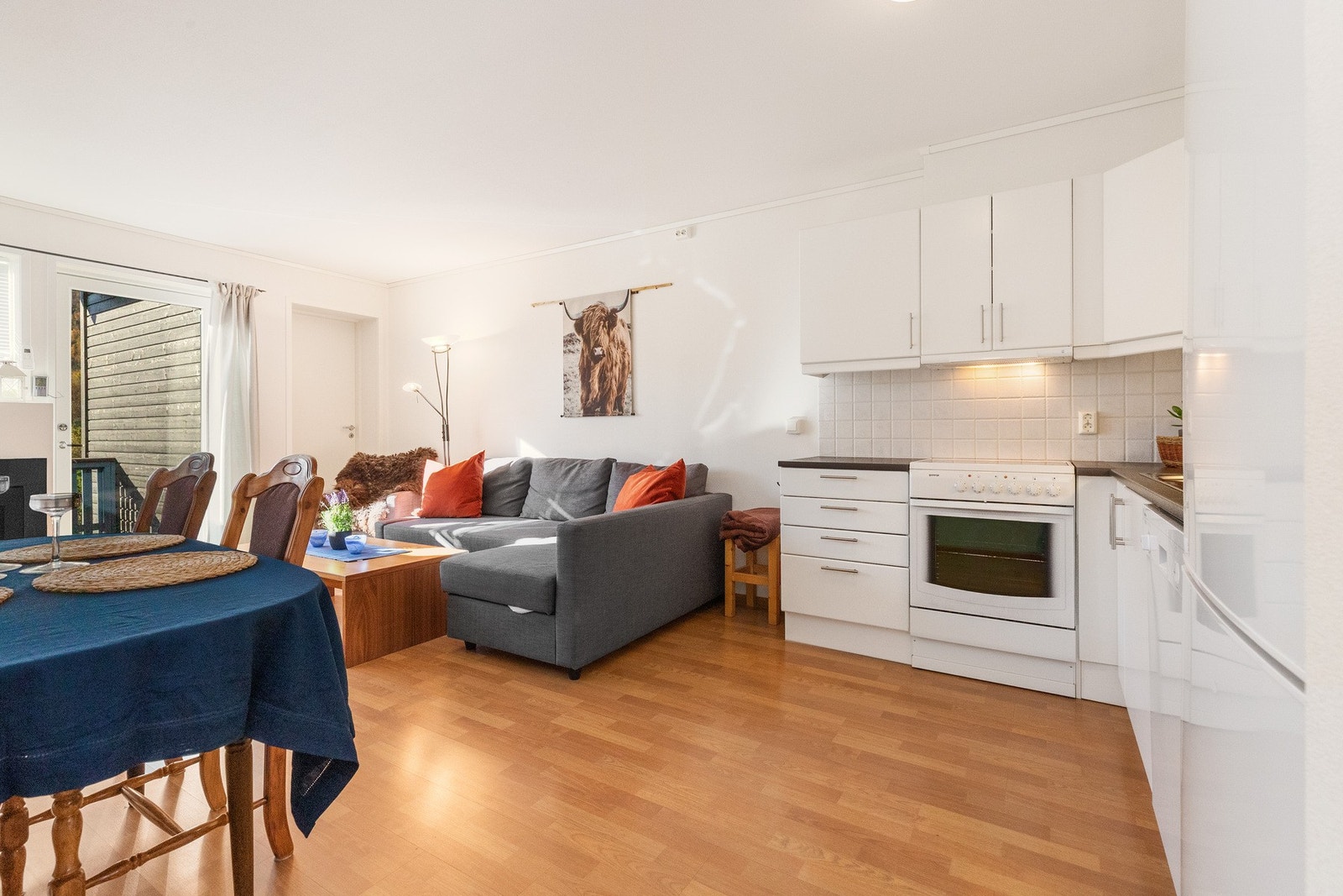 Kjøkkenet har lys innredning bestående av benkeskap og overskap med glatte fronter, det er flislagt vegg mellom benk og overskap. Galleribilde