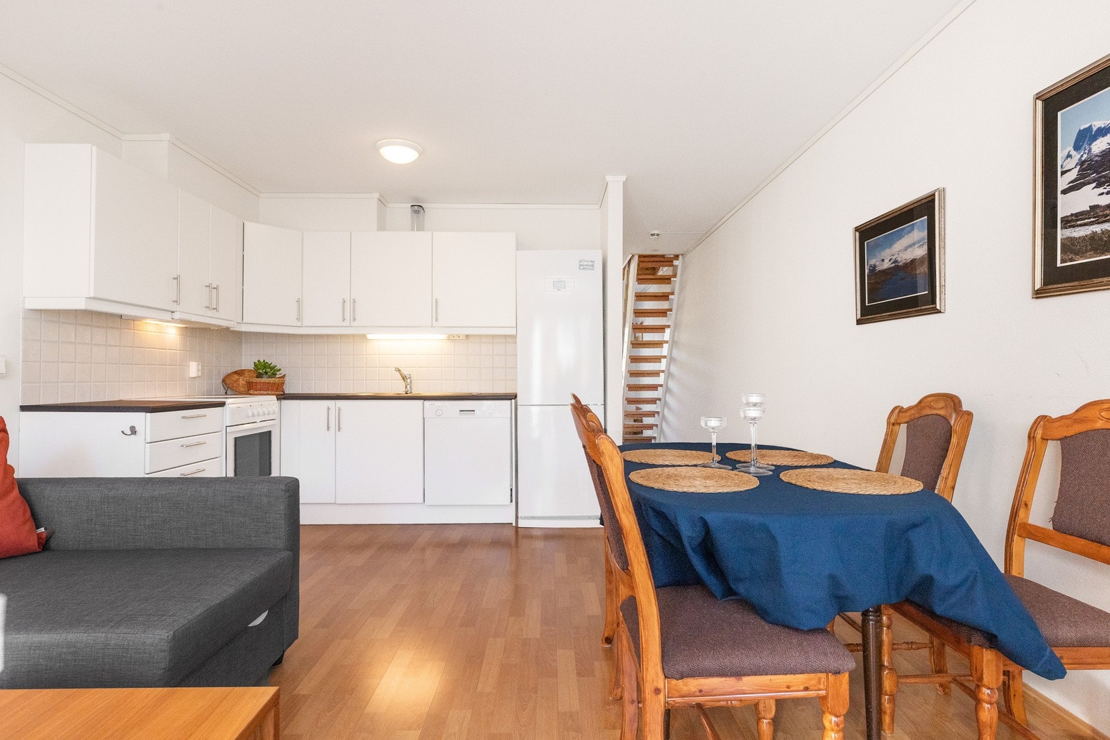 Veggene er malt i en lys hvittone Galleribilde