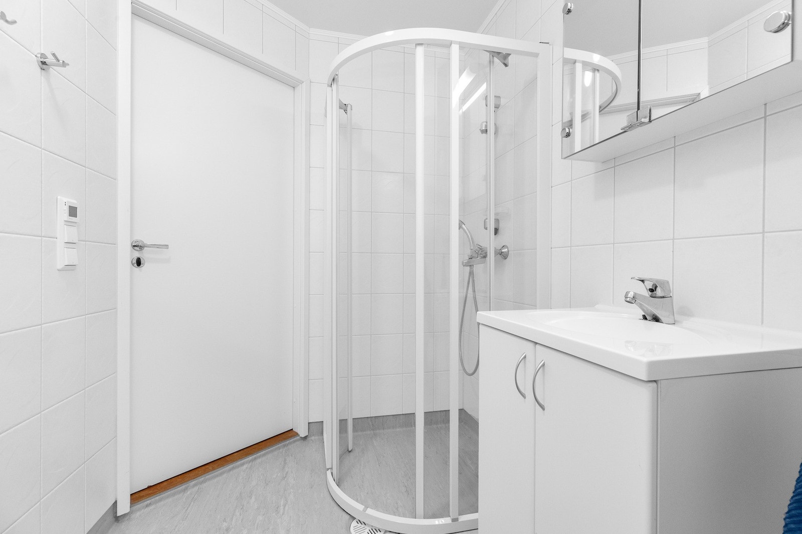 Badet har innredning med nedfelt servant, gulvstående toalett, dusjvegger i hjørne og opplegg for vaskemaskin. Galleribilde