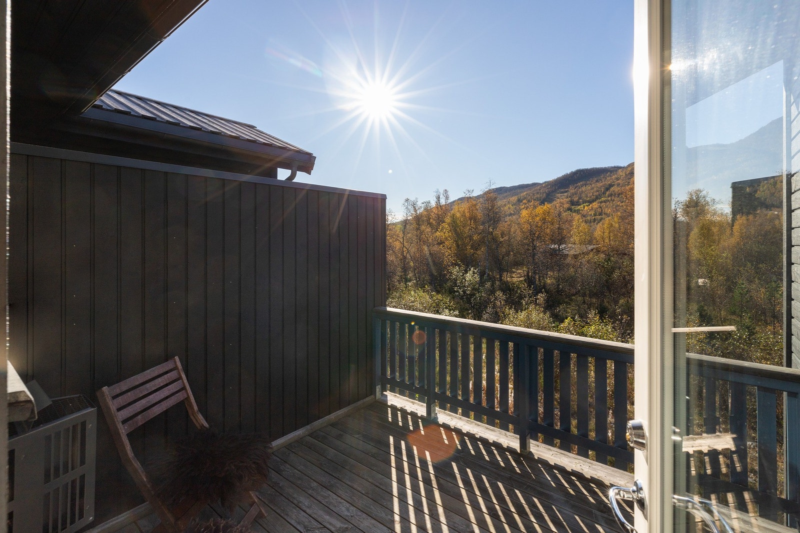 På balkongen er det plass til noe utemøblering og her kan man nyte solveggen og den friske fjelluften. Galleribilde