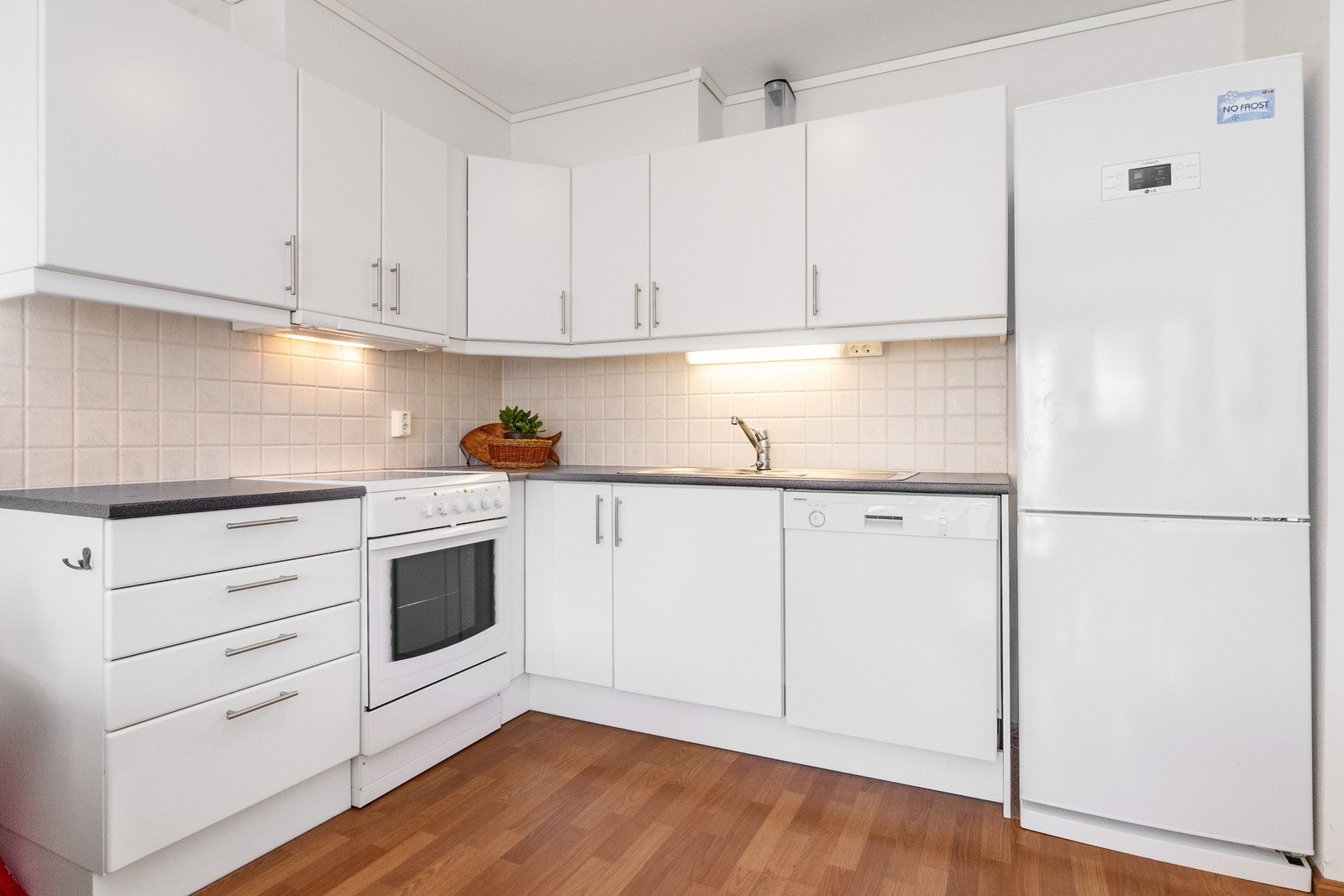 Det er integrert oppvaskmaskin og opplegg for frittstående komfyr og kjøleskap. Hvitevarene medfølger salget. Galleribilde