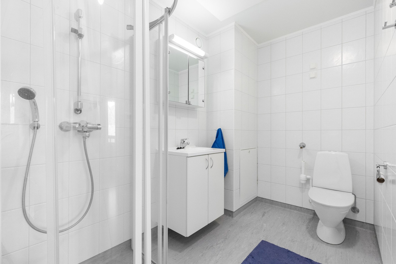 Leilighetens bad har gulv med vinylbelegg og det er elektrisk varme via stråleovn i himling. Galleribilde