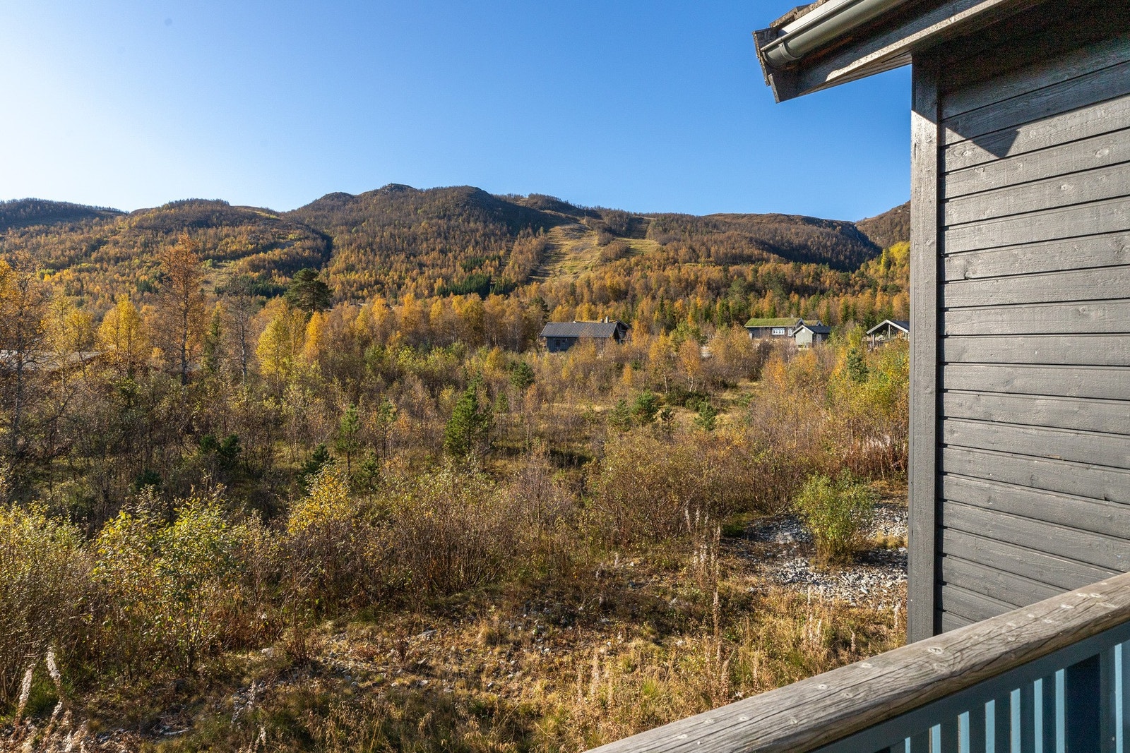 Bygget ligger i foten av alpinbakken i Raudalen Galleribilde