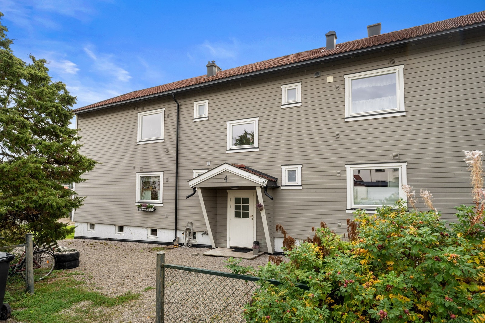 Felles inngangsparti med takoverbygg. Galleribilde