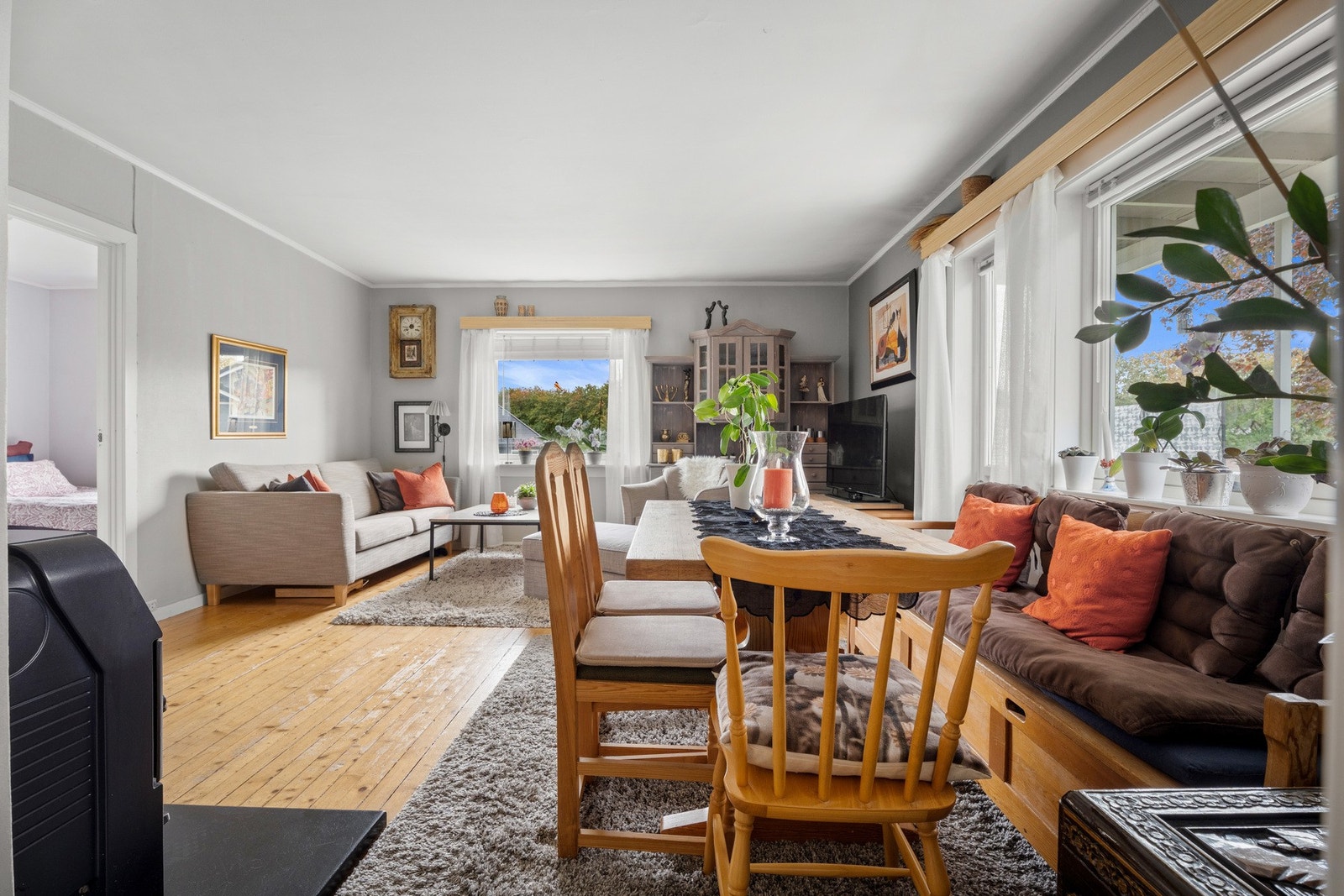 Stuen er åpen og romslig, med fint lysinnslipp fra to retninger. Galleribilde