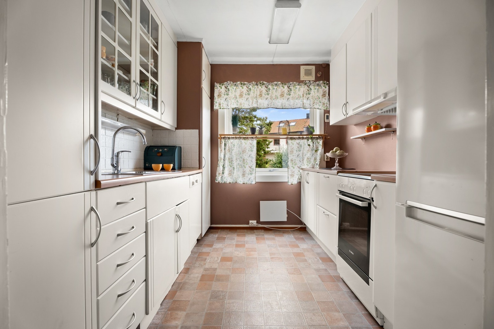 Kjøkkenet består av to parallelle seksjoner med god skap- og skuffeplass. Galleribilde