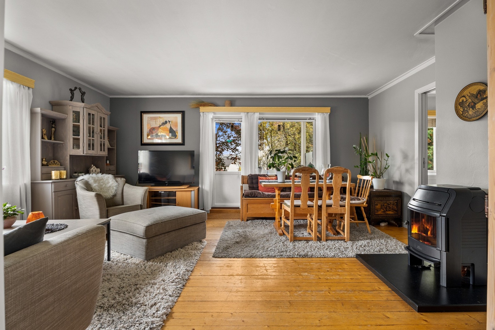 I stuen er det plassert vedovn for den kalde årstiden. Galleribilde