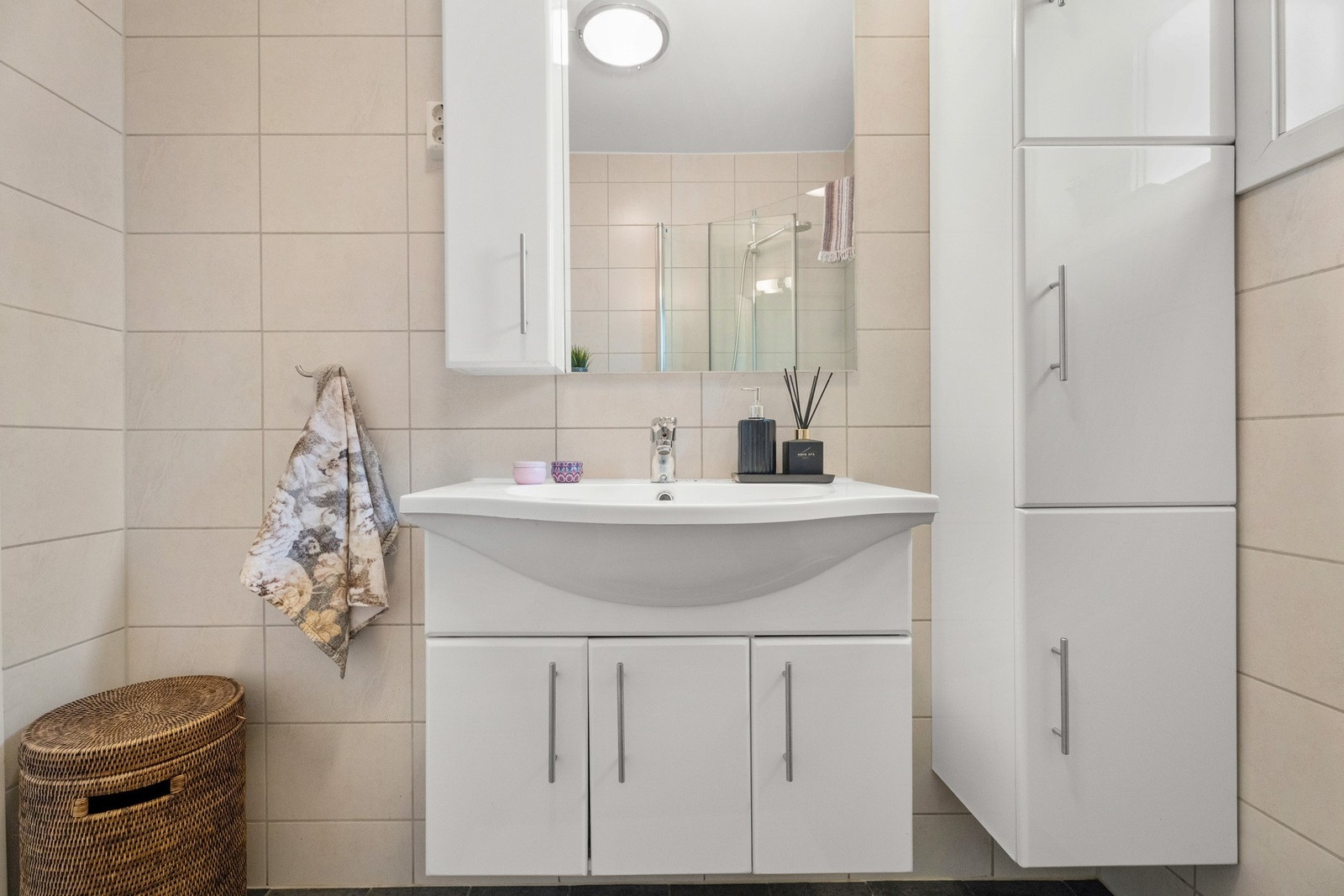 Varme er lagt i gulvet, og badet har vegghengt toalett og et dusjhjørne med innfellbare glassdører. Galleribilde