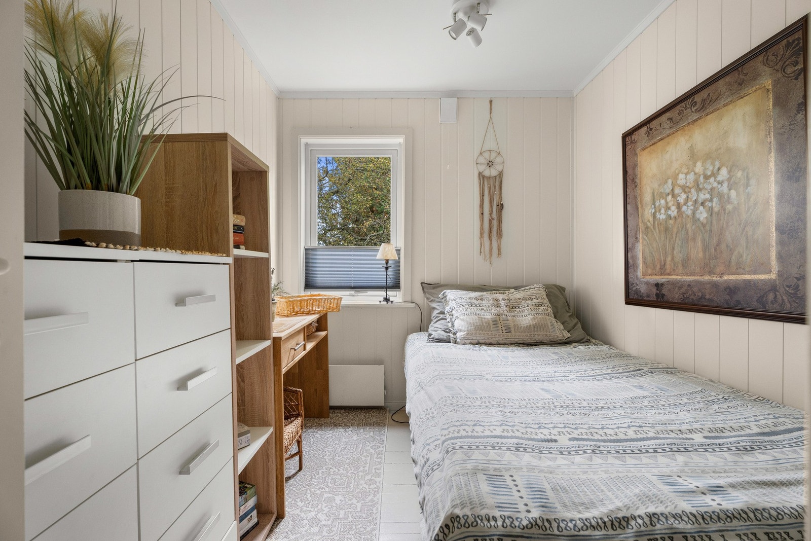 Praktisk soverom i lyse farger. Galleribilde