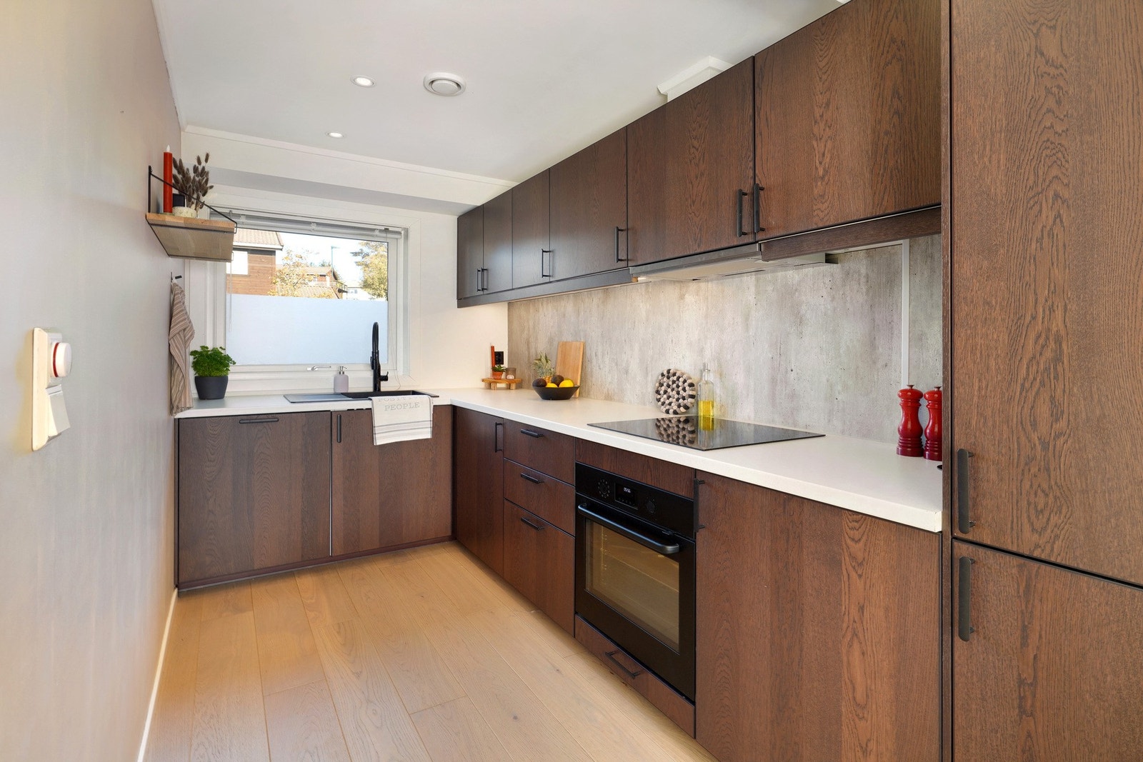 Flott kjøkken fra 2024.Tidsriktige fronter, neste eier vil kunne glede seg over inkludert hvitevarer. Kjøl/frys, platetopp, stekeovn og oppvaskmaskin. Galleribilde