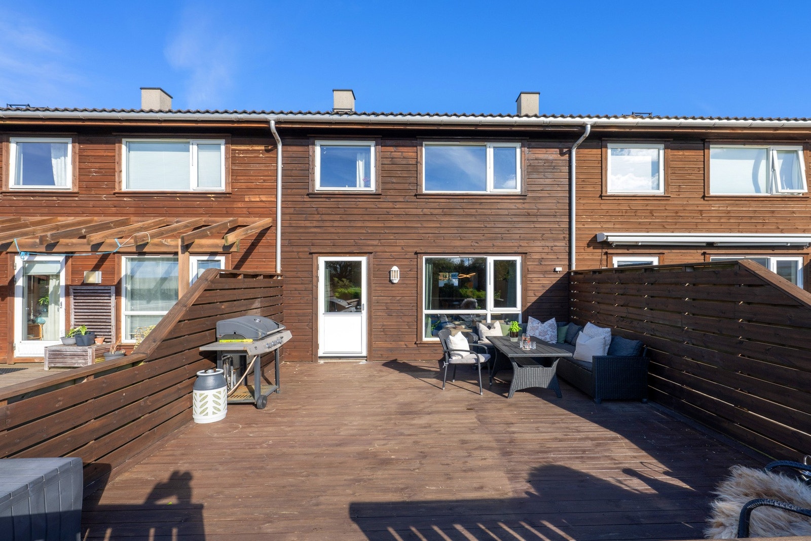 Meget trivelig rekkehus med kjekk beliggenhet og stor terrasse. Galleribilde