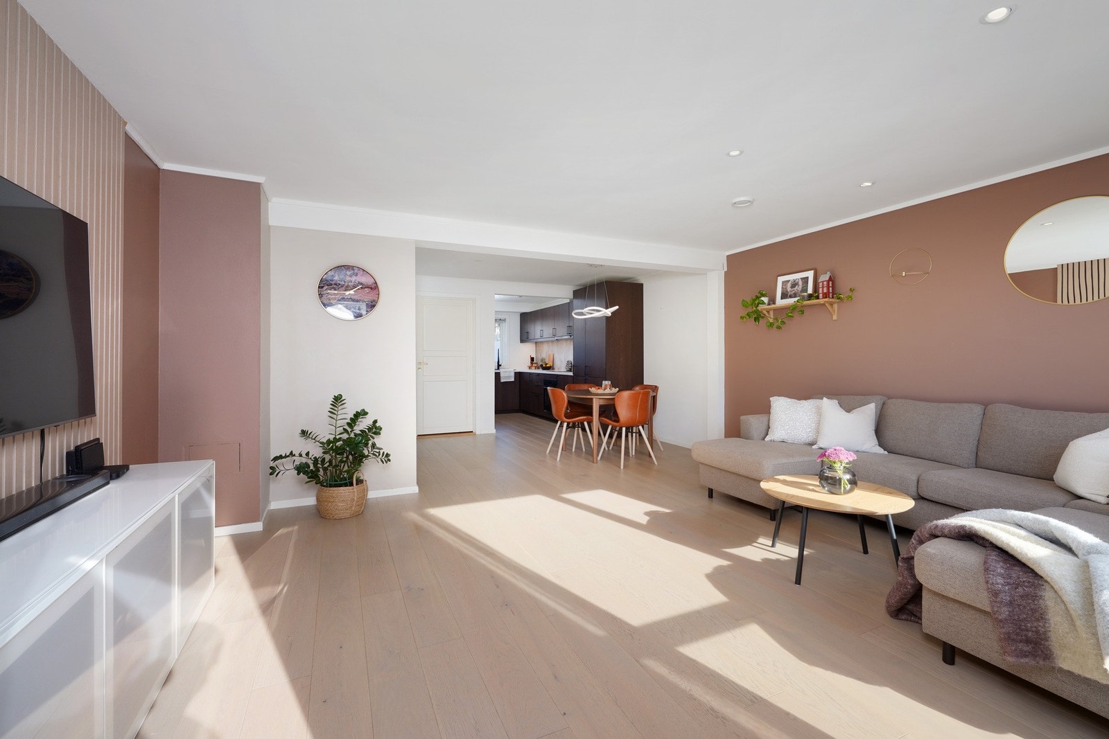 Stuen ble sparklet og malt i 2021. Det ble montert spileplater på tv-vegg i 2024. Galleribilde