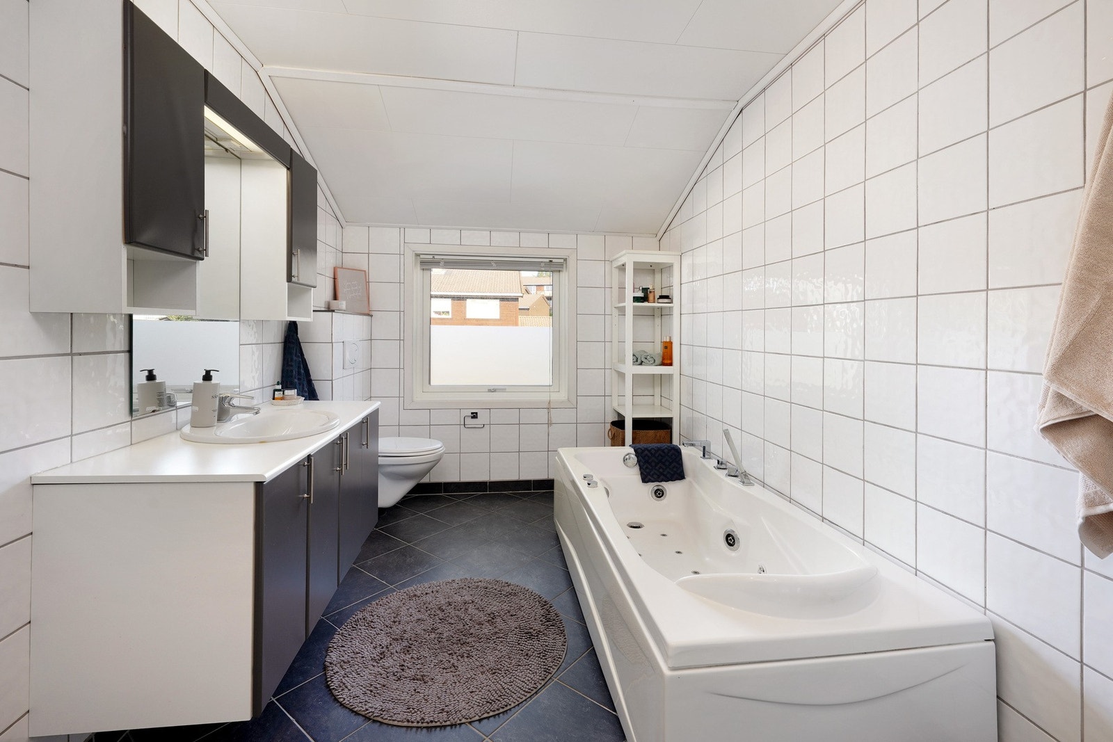 Helfliset bad med varme i gulv. Det er dusj, badekar, vask og toalett. Veldig kjekt for barna å kunne bade i badekaret. Galleribilde