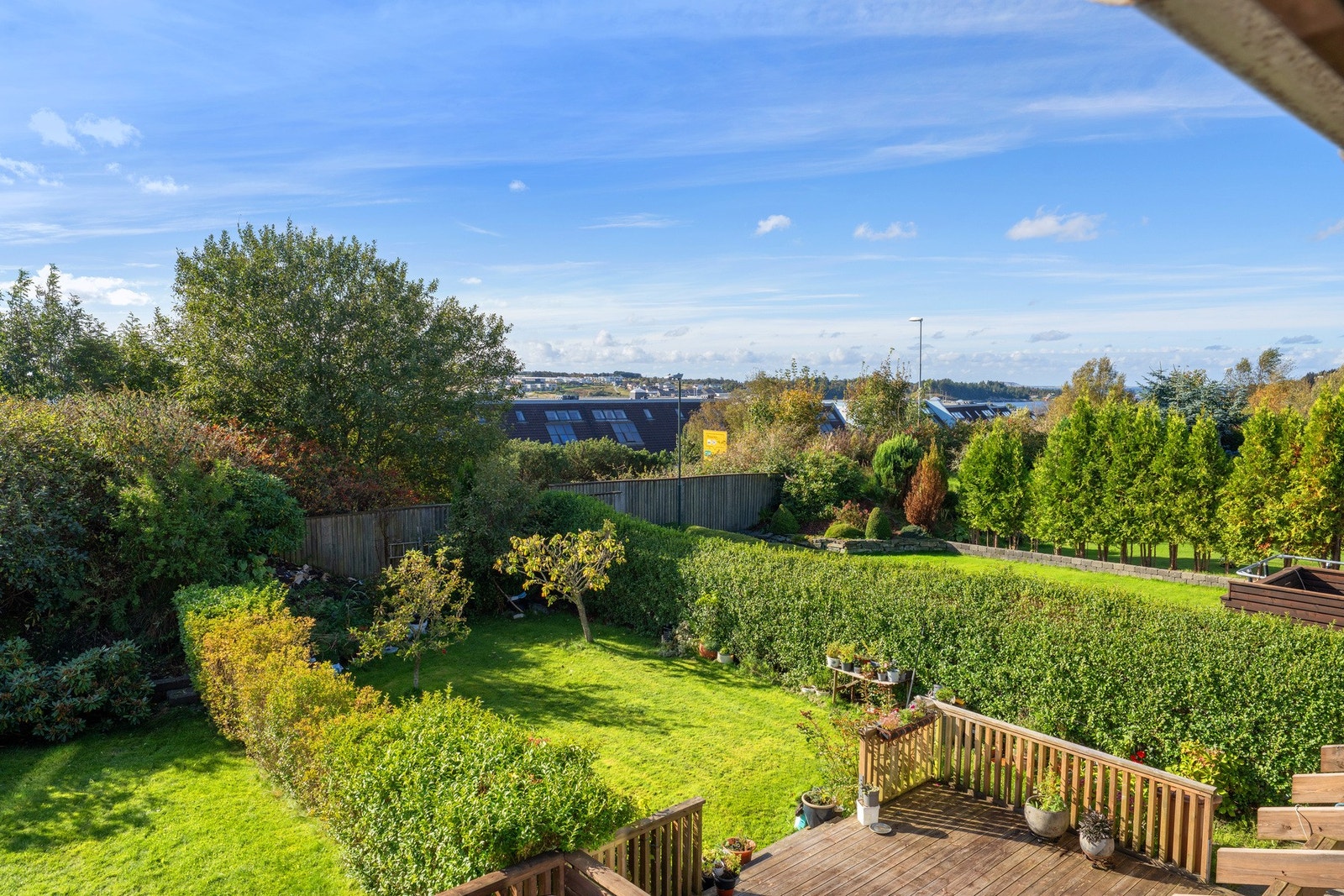 Deilig med stor gressplen. Galleribilde
