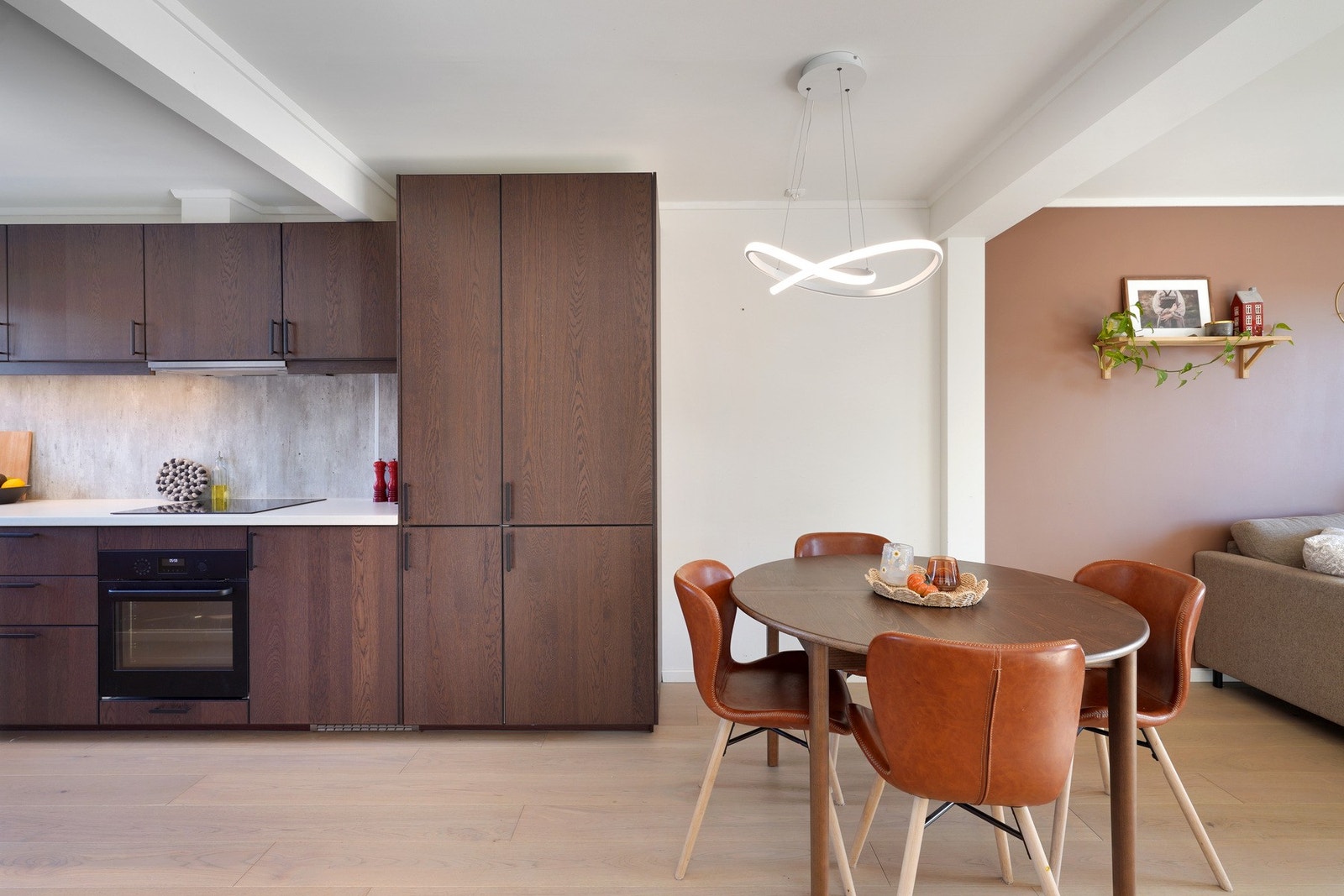 God plass til spisebord mellom kjøkken og stue. Galleribilde