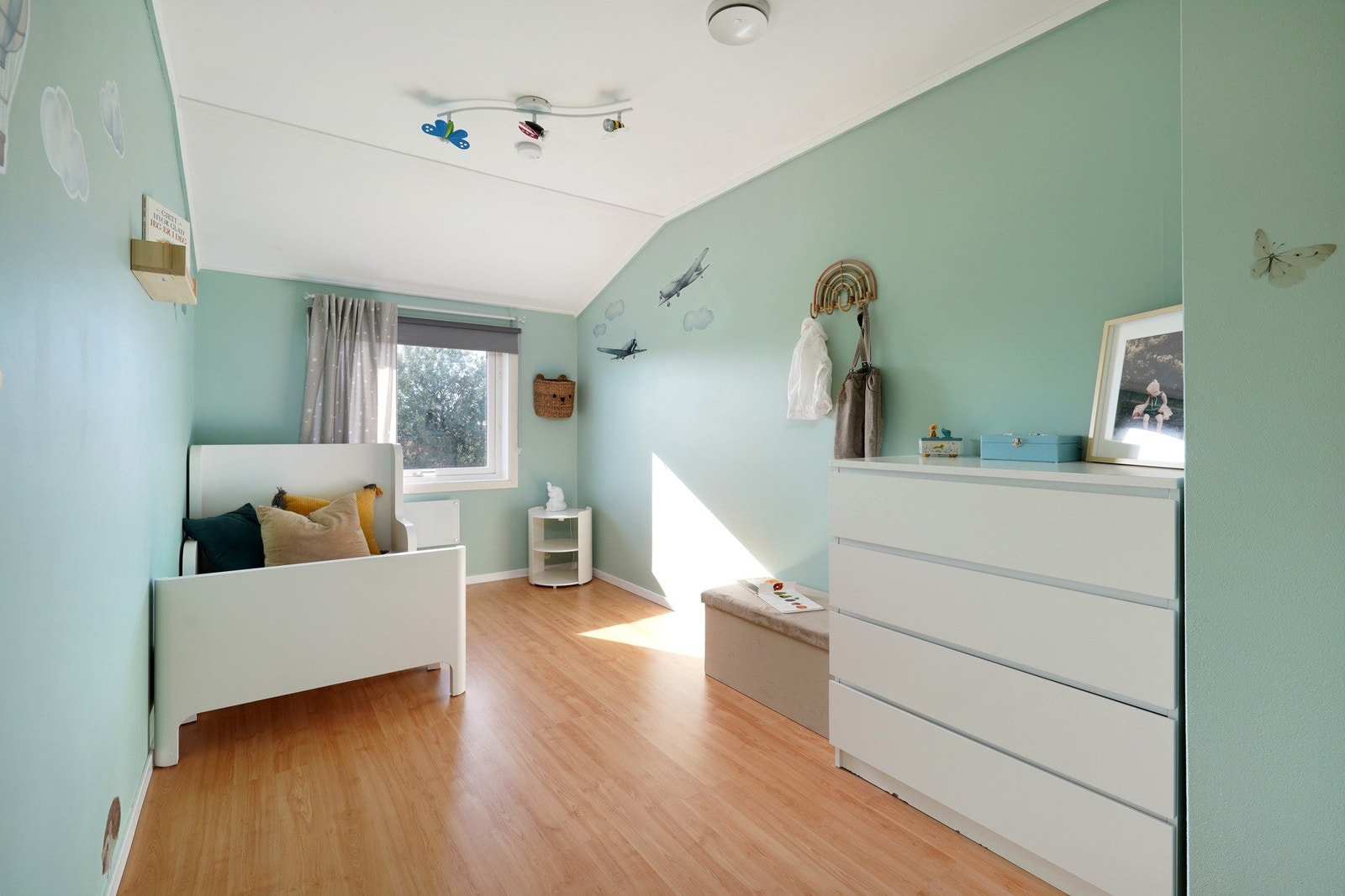 Kjempepent soverom nummer 2, pen farge på vegg og et behagelig rom å være i. Galleribilde