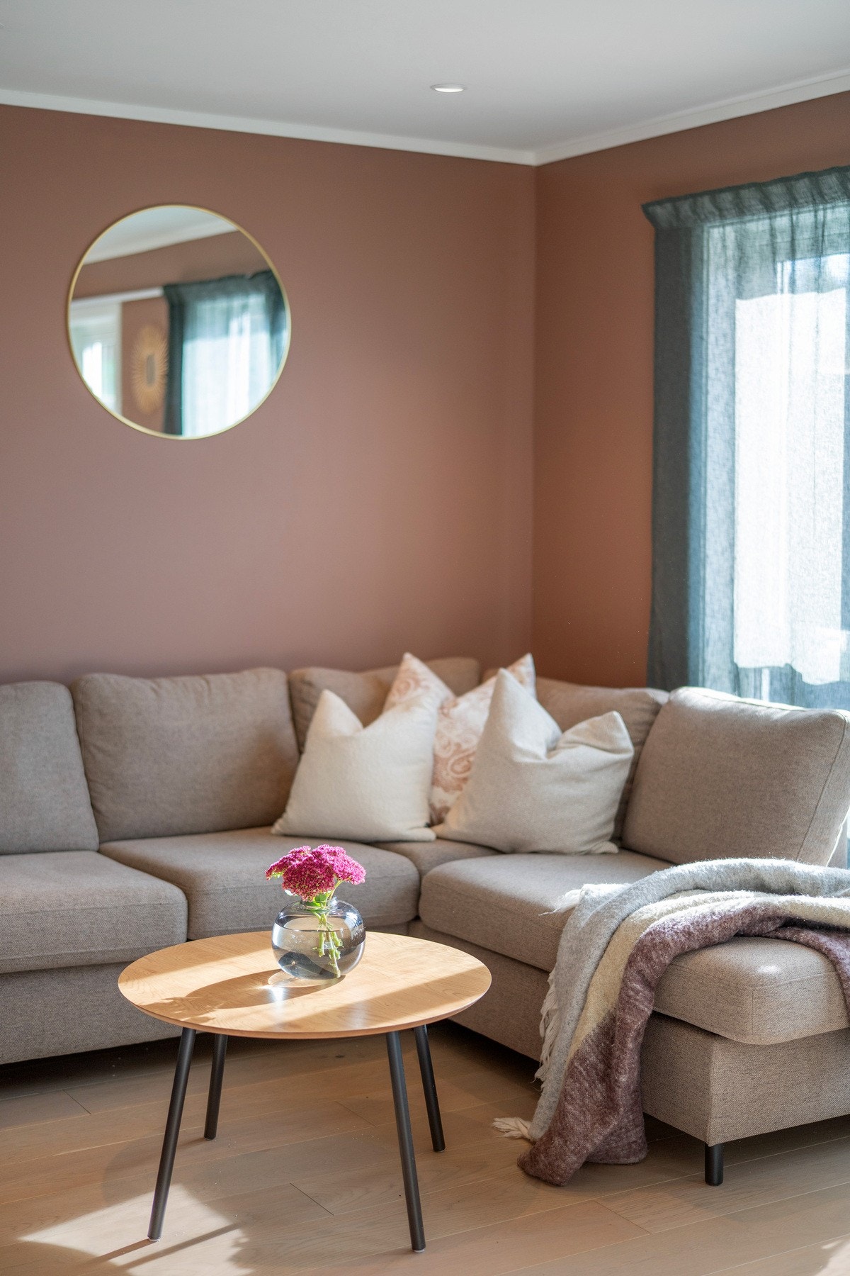 Det ble lagt nytt, pent gulv i stuen i 2021. Galleribilde