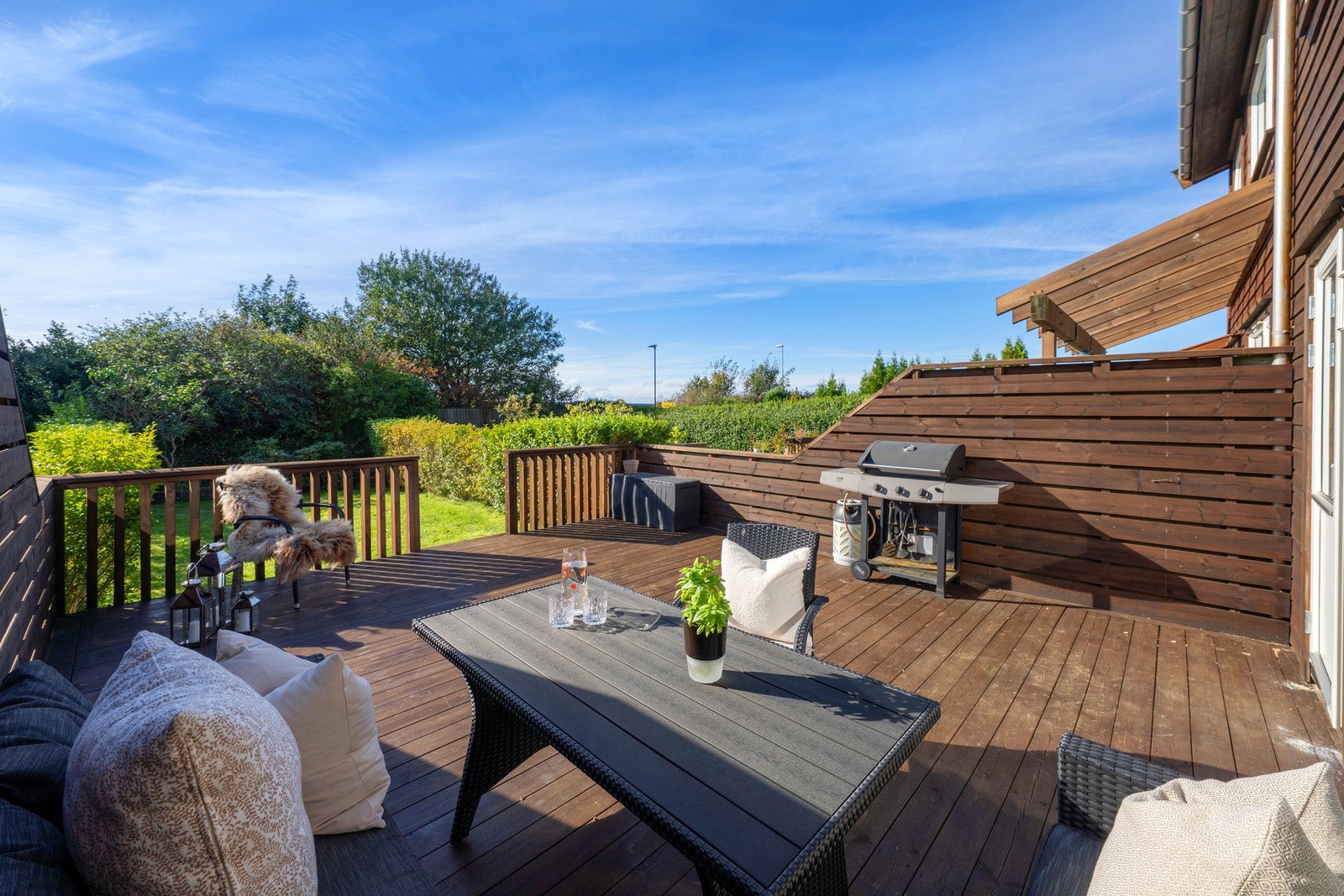 Her får du en nydelig terrasse og hage med fantastiske solforhold. Galleribilde