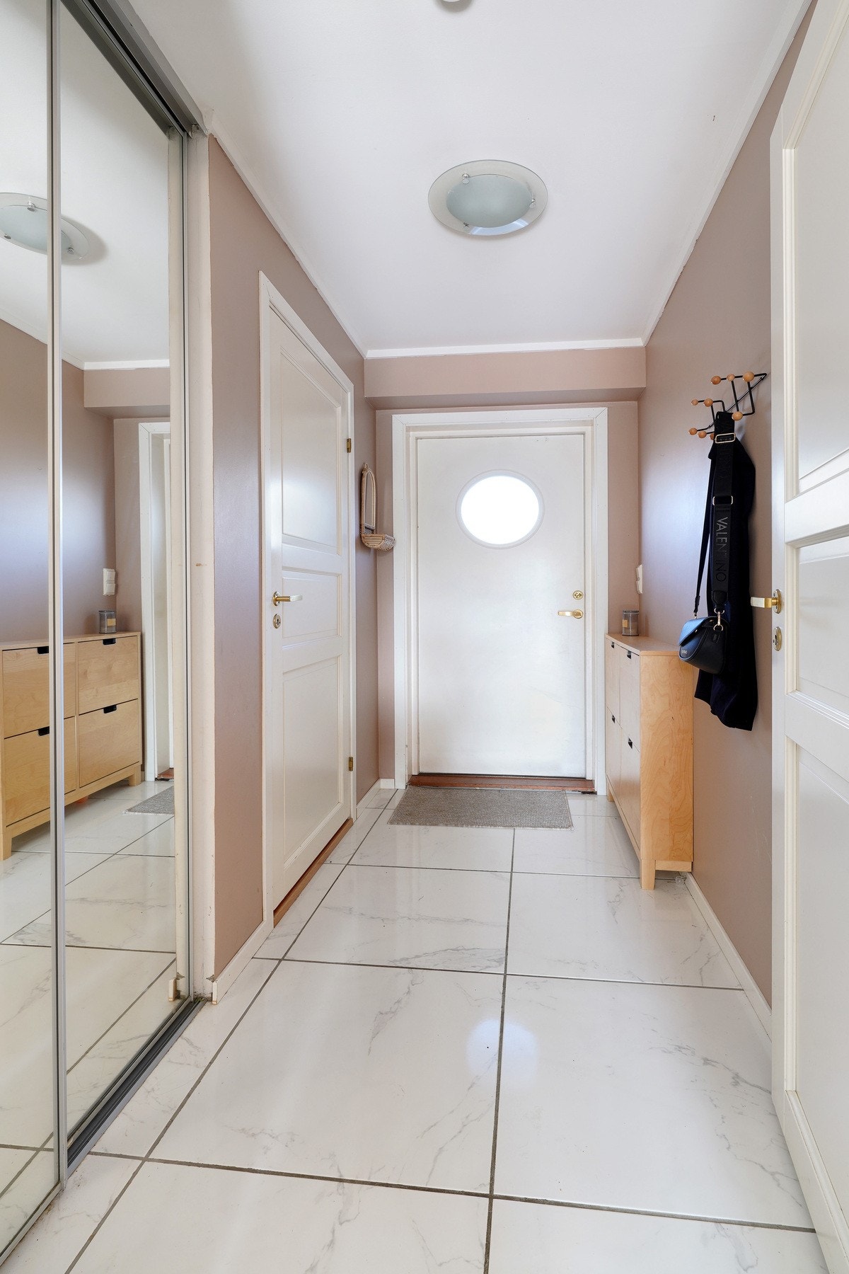 Nye, pene 60*60 fliser i entrèn fra 2022. Skyvedørsgarderobe med speil og skoskap medfølger. Galleribilde