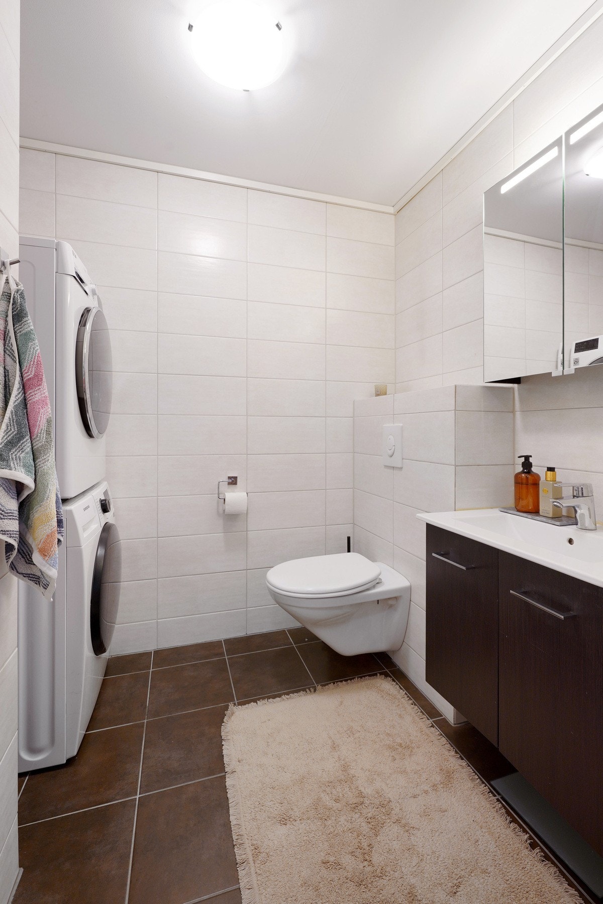 Det er kombinert vaskerom og gjestetoalett i første etasje i pen utførelse. Galleribilde