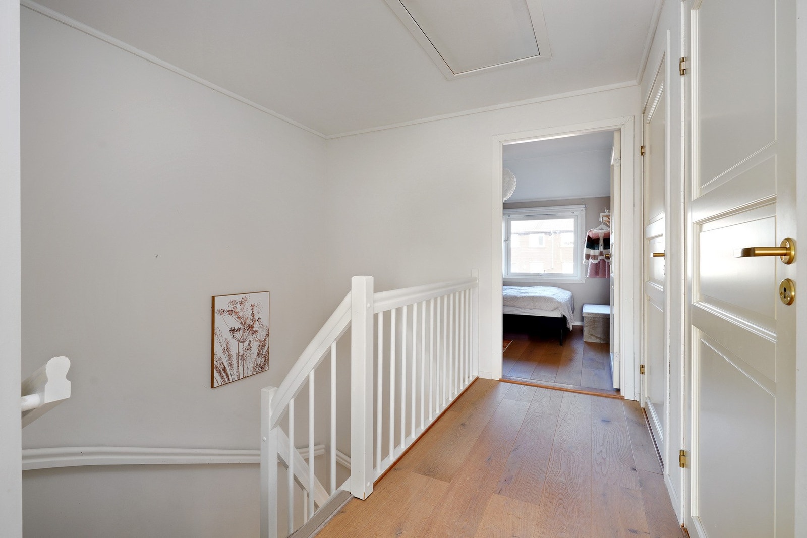 Lys gang i 2.etasje, med takluke opp til loft. Galleribilde