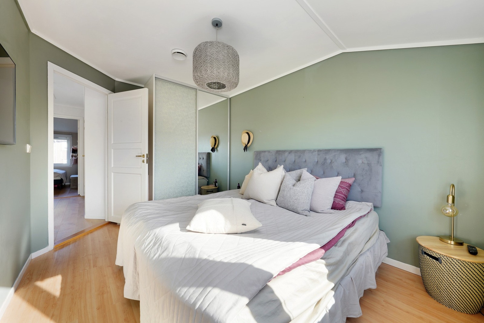 Veldig fint soverom som har garderobeskap som medfølger. Galleribilde