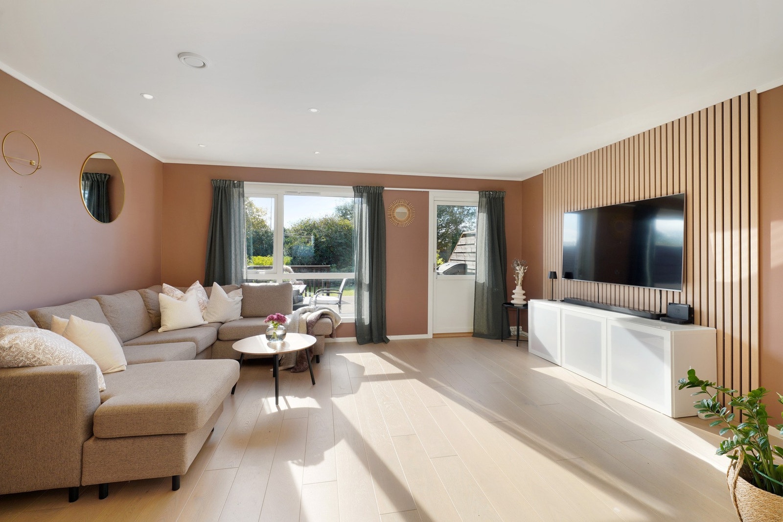 Pen romslig stue med rikelig av naturlig lys. Galleribilde