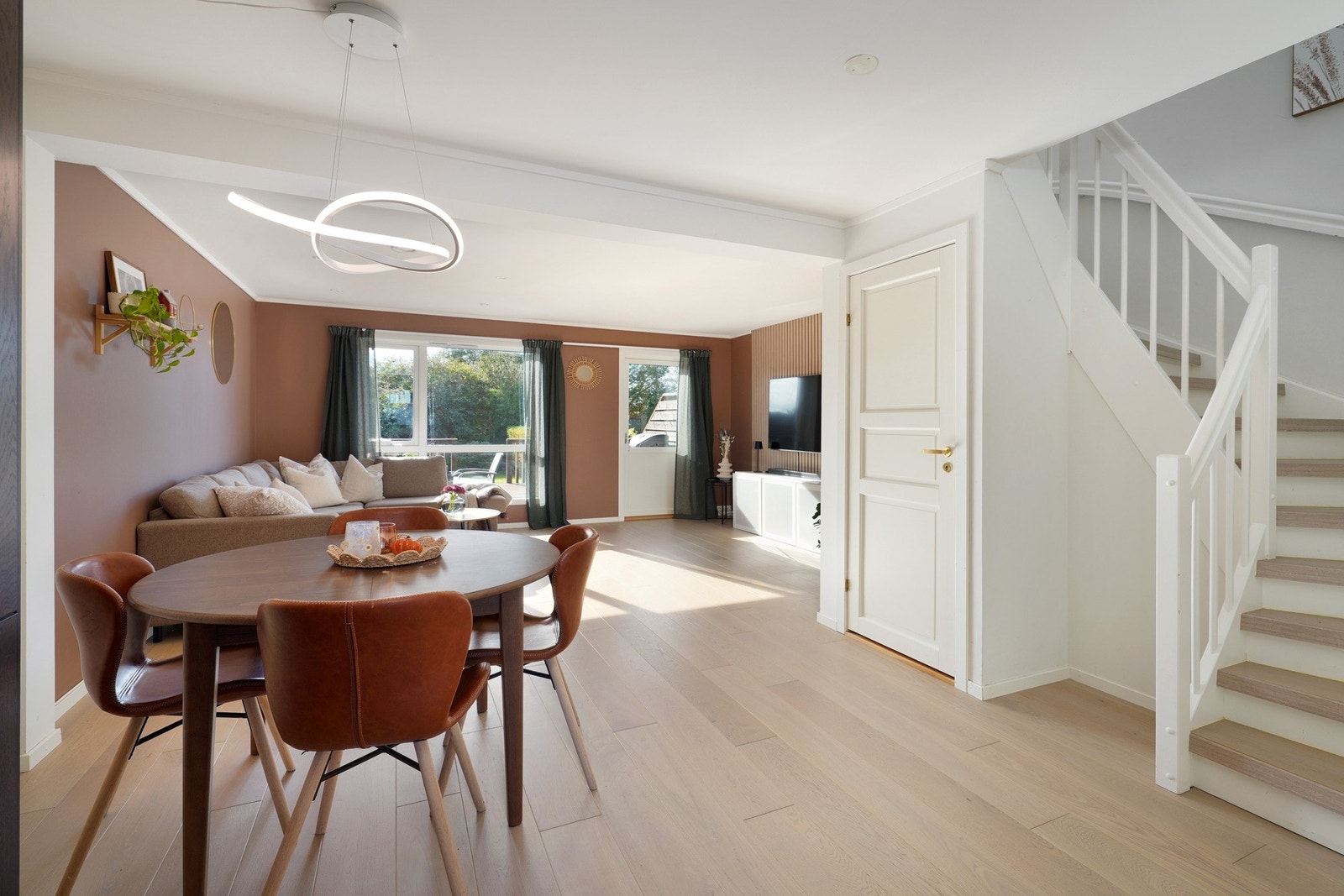 Fra stuen er det utgang til terrassen/hagen. Balkongdøren ble skiftet i 2025. Galleribilde