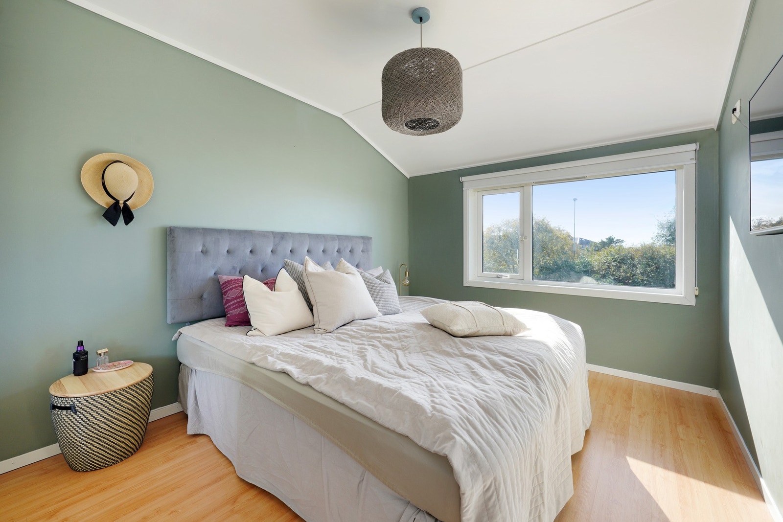 Romslig hovedsoverom i lekker farge med store vinduer. Galleribilde